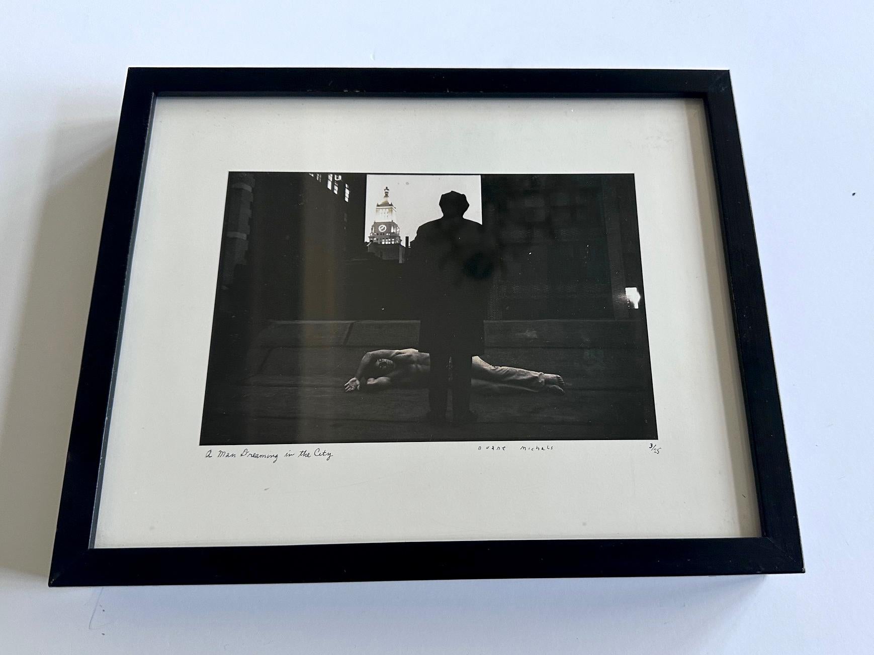 Fotografía enmarcada editada Un hombre soñando en la ciudad de Duane Michals Moderno en venta