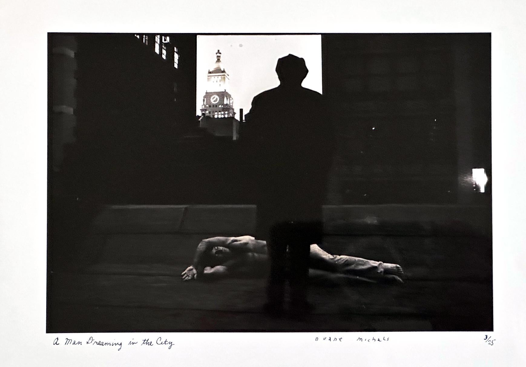 Fotografía enmarcada editada Un hombre soñando en la ciudad de Duane Michals Estadounidense en venta