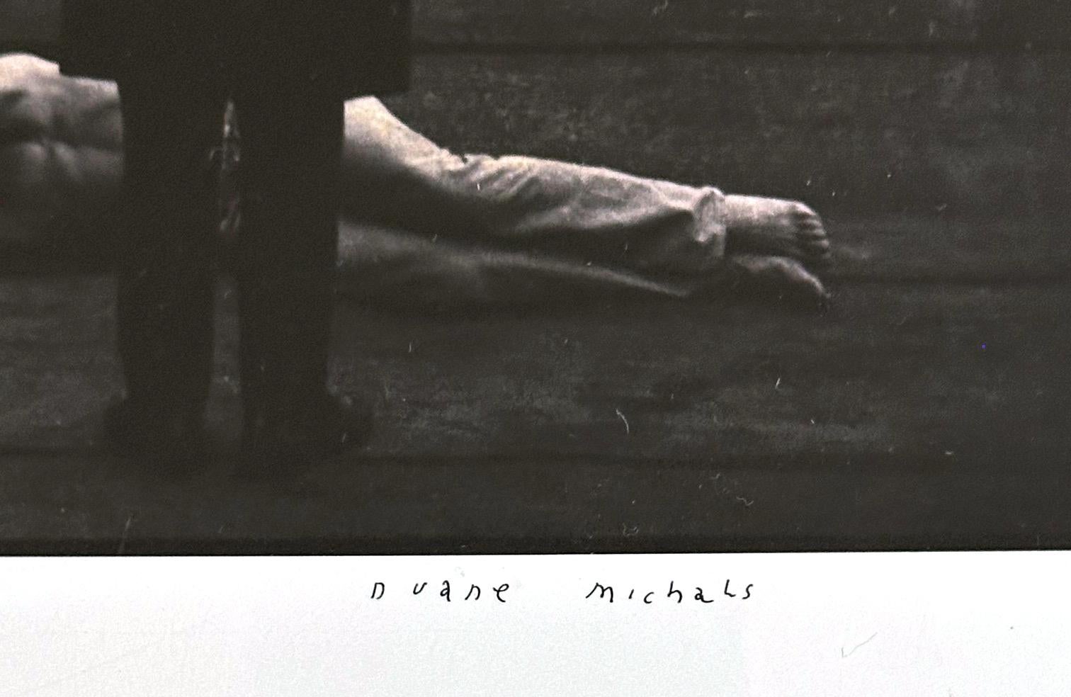 Fotografía enmarcada editada Un hombre soñando en la ciudad de Duane Michals mediados del siglo XX en venta