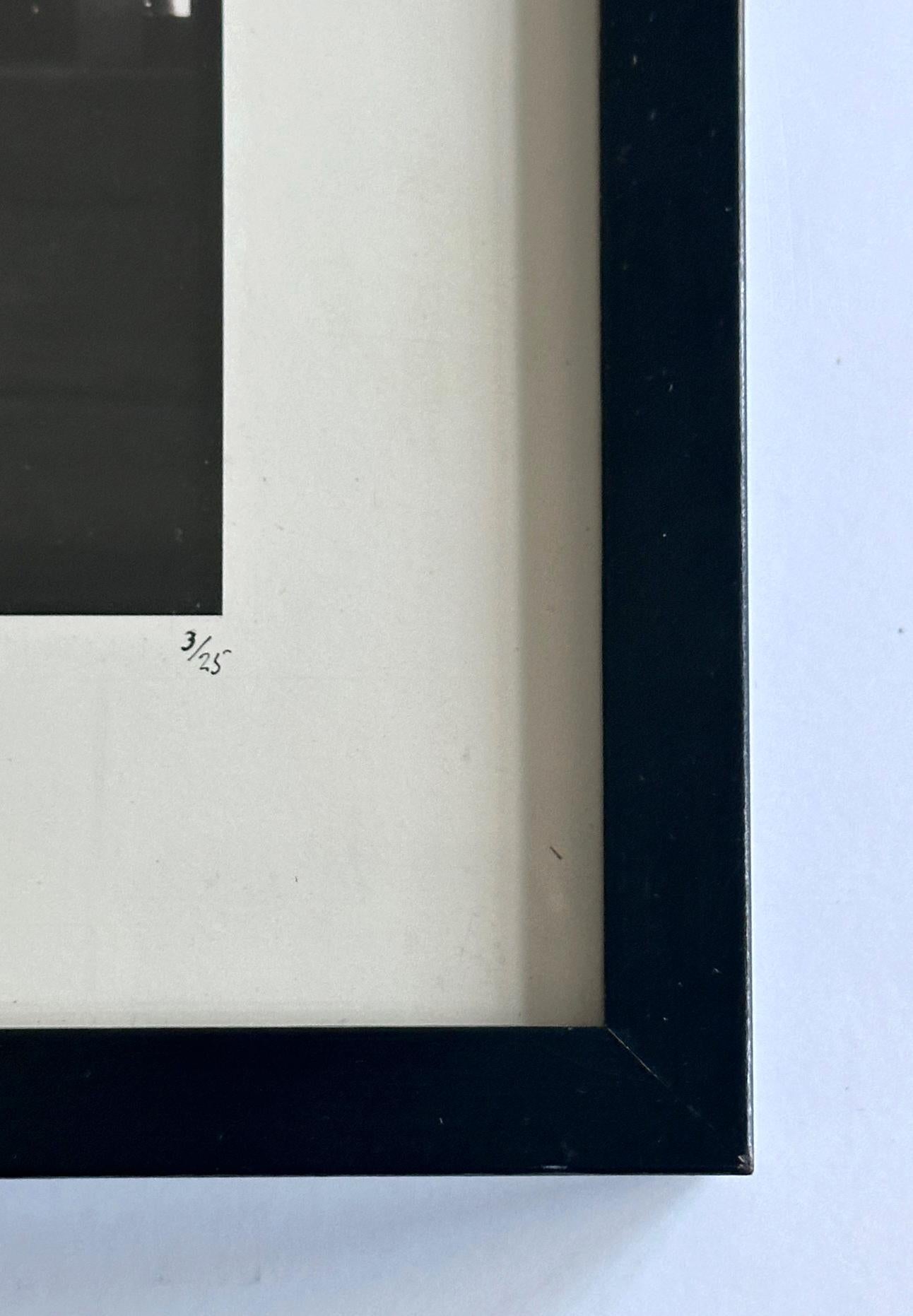 Fotografía enmarcada editada Un hombre soñando en la ciudad de Duane Michals en venta 1