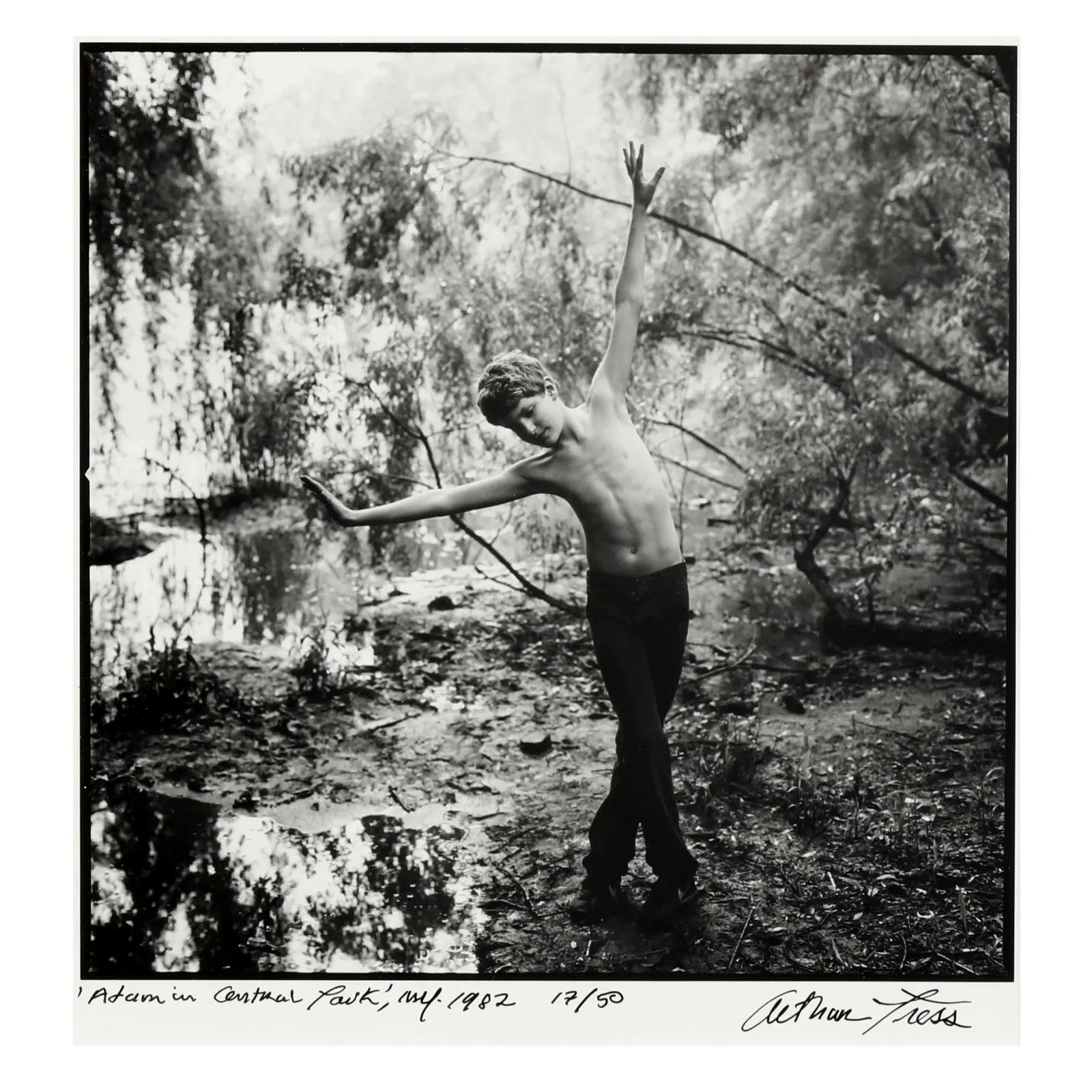 Eine gerahmte Schwarz-Weiß-Gelatinesilberfotografie des amerikanischen surrealistischen Fotografen Arthur Tress (1940-). Der Gelatinesilberdruck mit dem Titel 