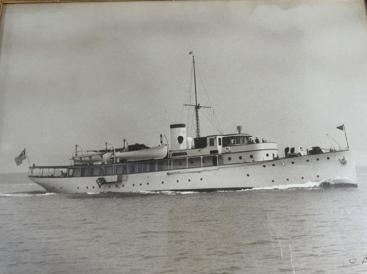 Framed Edwin Levick Photo of Yacht Caritas In Good Condition In Norwell, MA