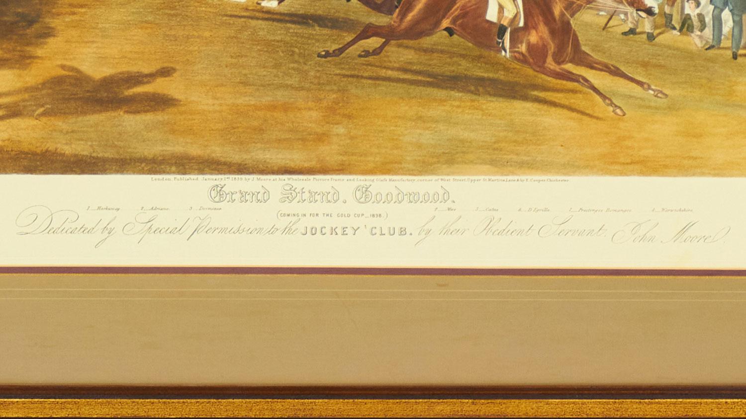 Englische Lithographie im viktorianischen Stil mit einer Pferderennszene, die berittene Jockeys zeigt, die die Rennbahn hinunterreiten, während die Zuschauer von einer großen Tribüne und hinter einem Tor zusehen, in einem rechteckigen Holzrahmen und