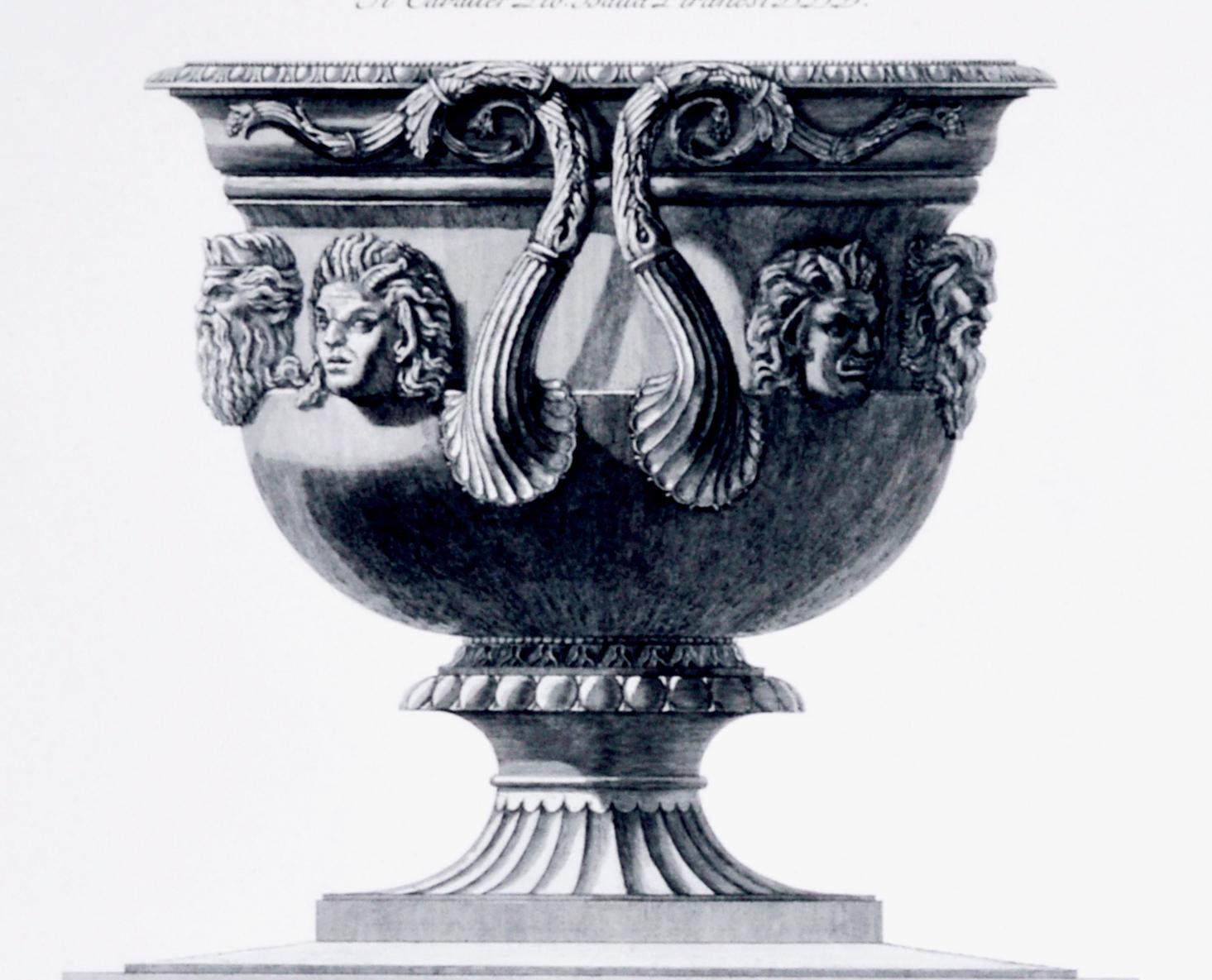 italien Gravure encadrée d'une urne massive de Piranesi, planche 549 en vente