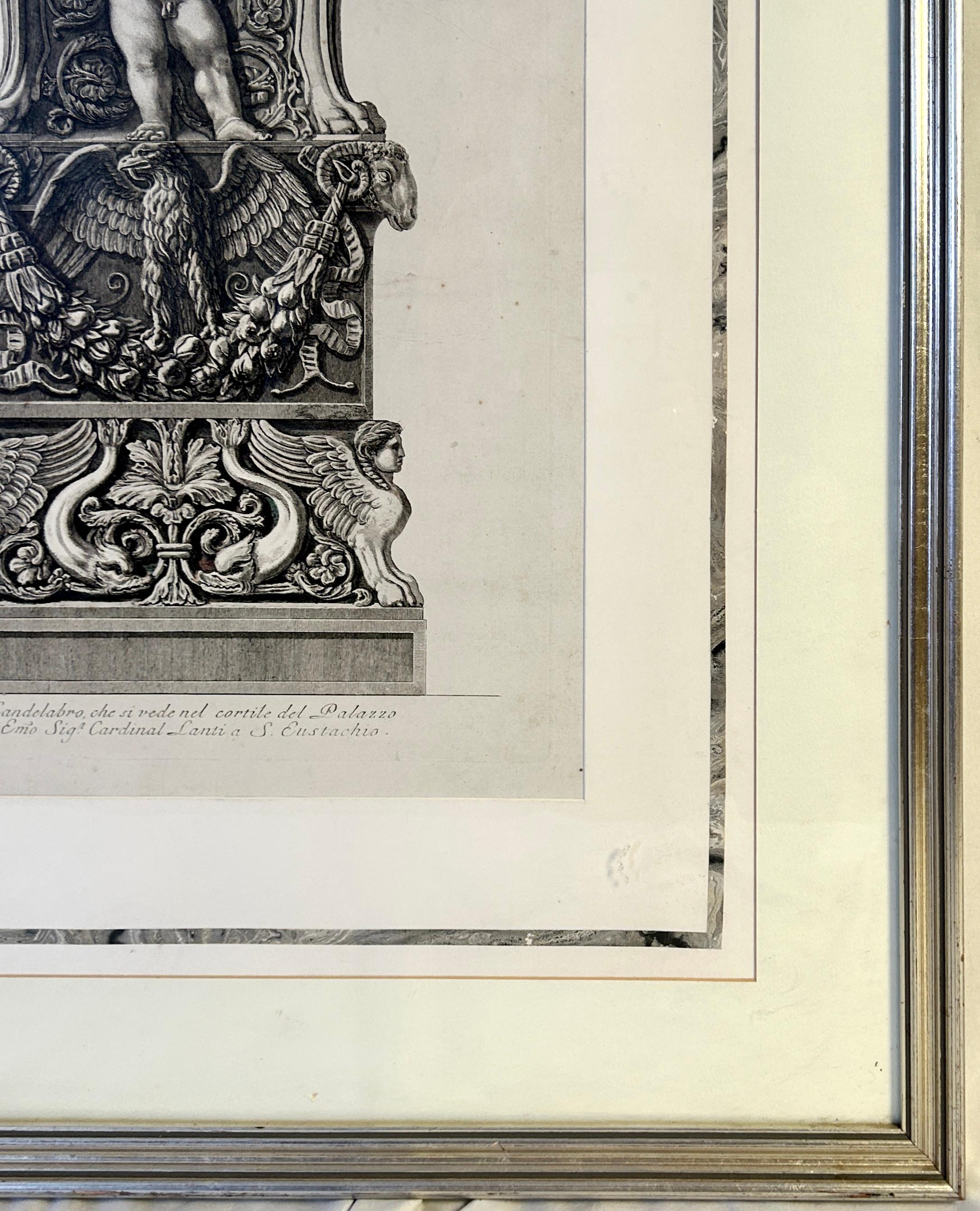 Gerahmte Radierung eines ornamentalen Kandelabersockels von Giovanni Piranesi (Italienisch) im Angebot