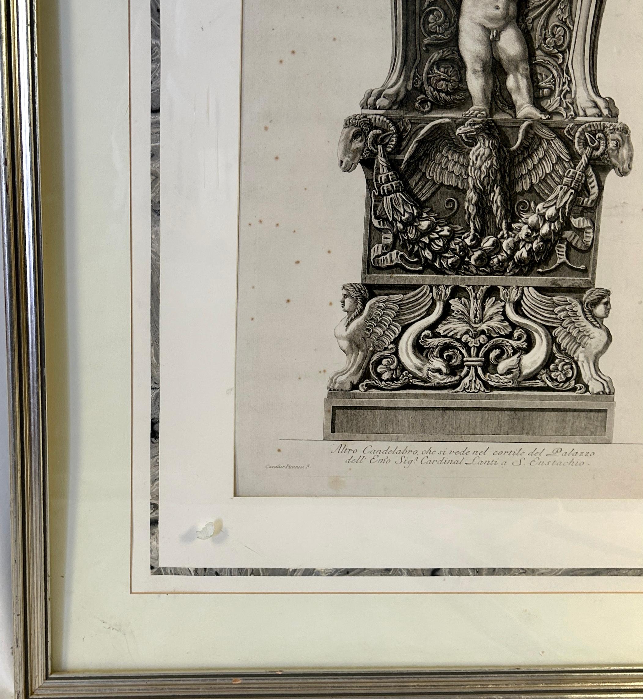 Gerahmte Radierung eines ornamentalen Kandelabersockels von Giovanni Piranesi (19. Jahrhundert) im Angebot