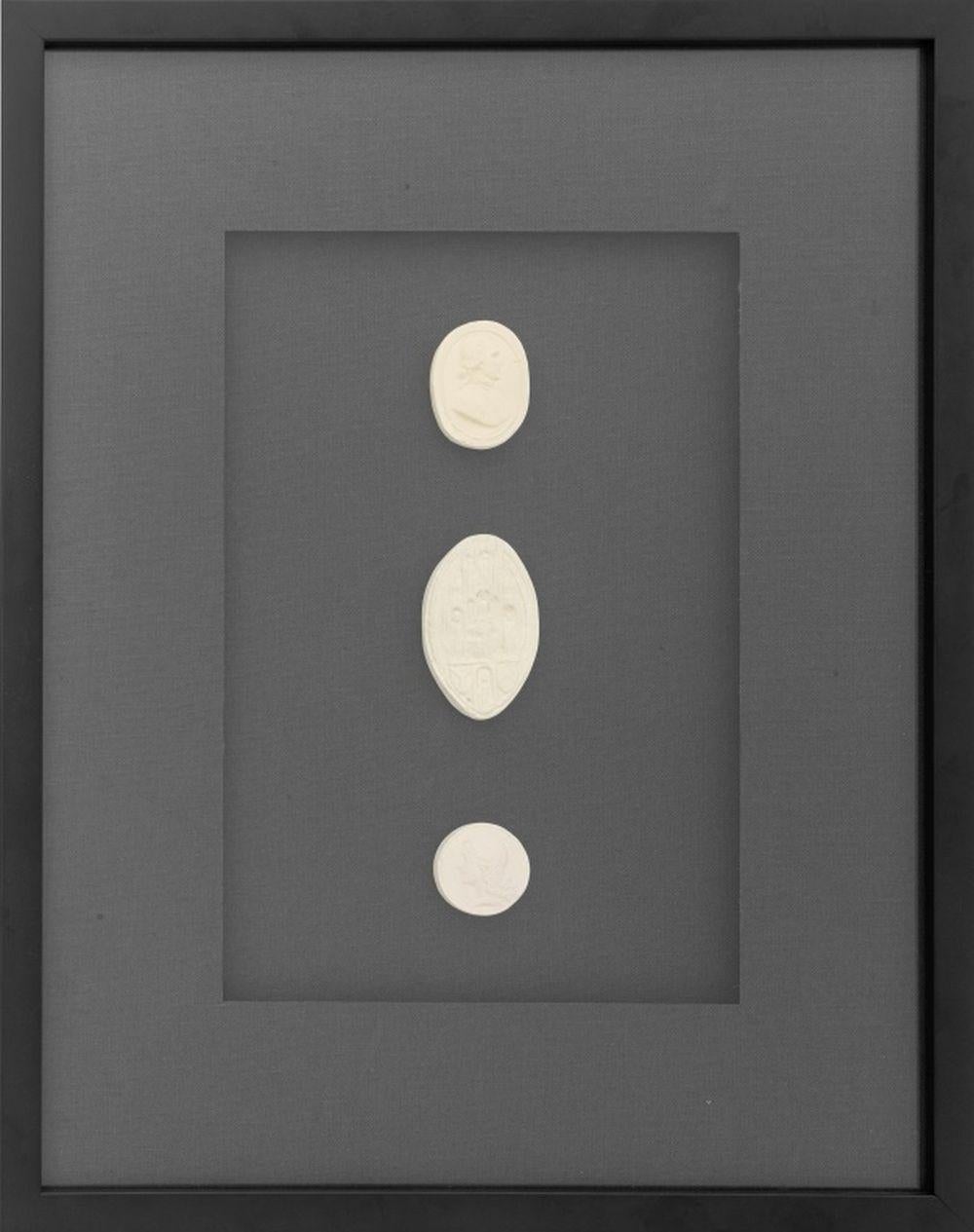 Gruppe von drei gerahmten europäischen Gips-Intaglio-Reproduktionssätzen des 19. Jahrhunderts, drei Intaglien in drei ebonisierten Rahmen, mit Restoration Hardware Label auf der Rückseite. Rahmen: 19