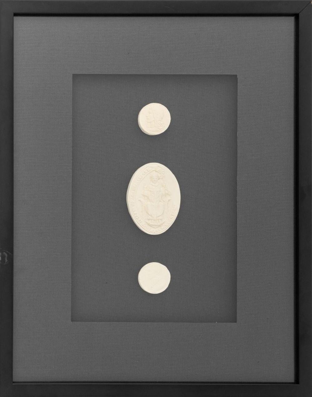 Gruppe von drei gerahmten europäischen Gips-Intaglio-Reproduktionssätzen des 19. Jahrhunderts, drei Intaglien in drei ebonisierten Rahmen, mit Restoration Hardware Label auf der Rückseite. Rahmen: 19