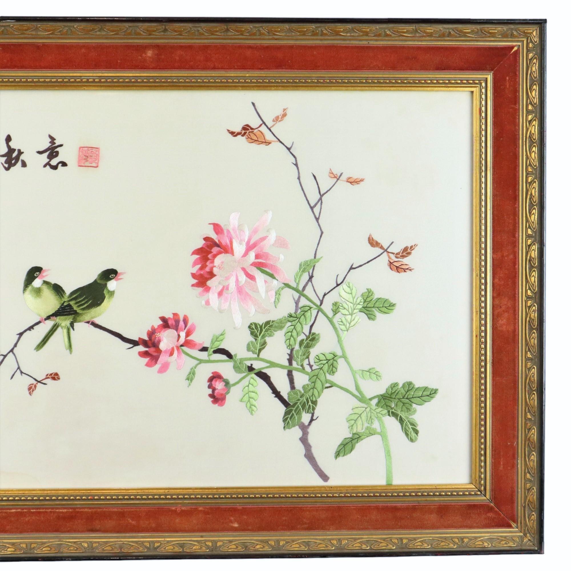 Gerahmte feine chinesische Seidenstickerei mit Vögeln auf einem Ast und Pfingstrosenblüten mit Schriftzeichen oben links, zweite Hälfte des 20. Jahrhunderts.

Diese Stickerei ist in einem schwarz-goldenen Holzrahmen mit Glas und rosa Samt