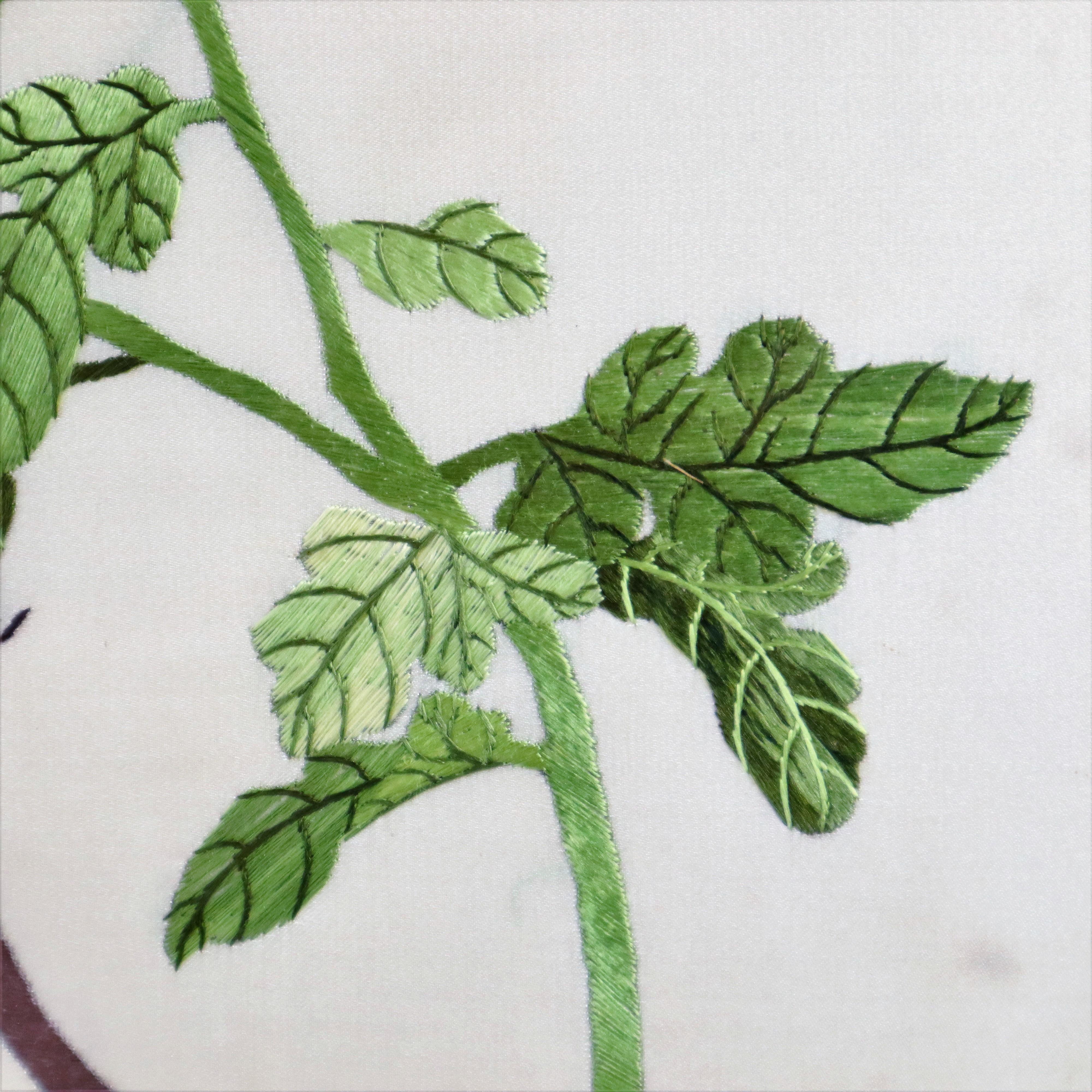 Gerahmte feine chinesische Stickerei auf Seide Vögel auf Branch 69x47cm (Bestickt) im Angebot