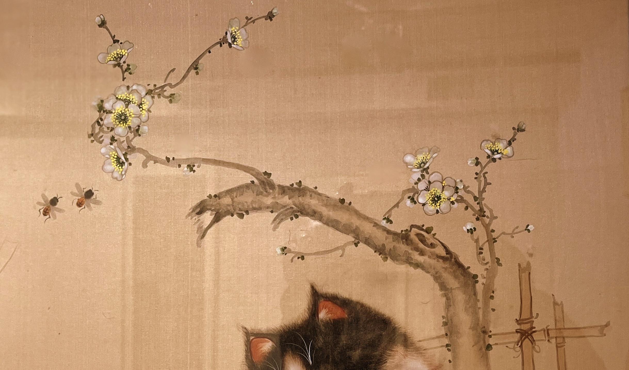 Peint à la main Peinture japonaise de quatre chatons avec abeilles et fleurs encadrée en vente
