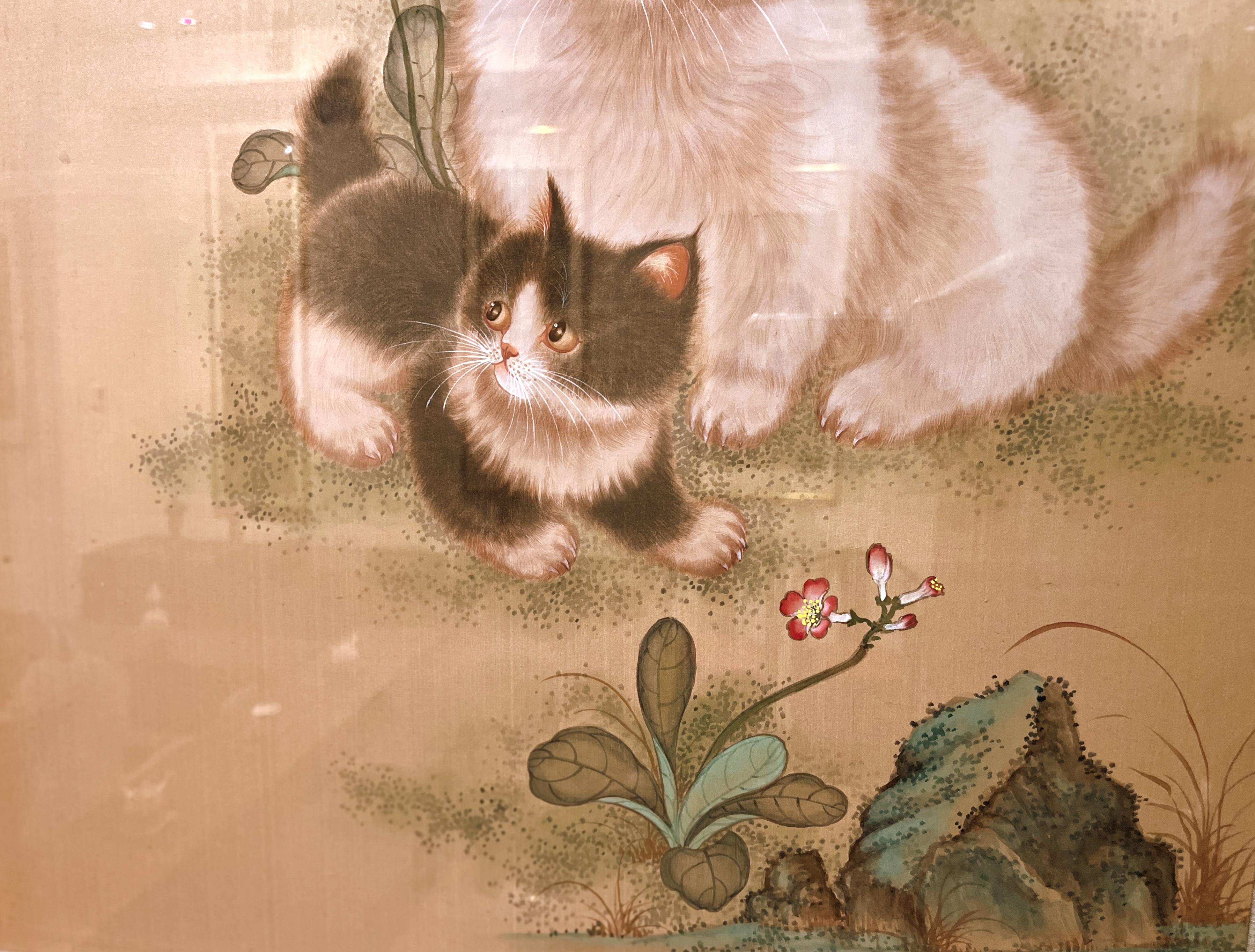 Soie Peinture japonaise de quatre chatons avec abeilles et fleurs encadrée en vente