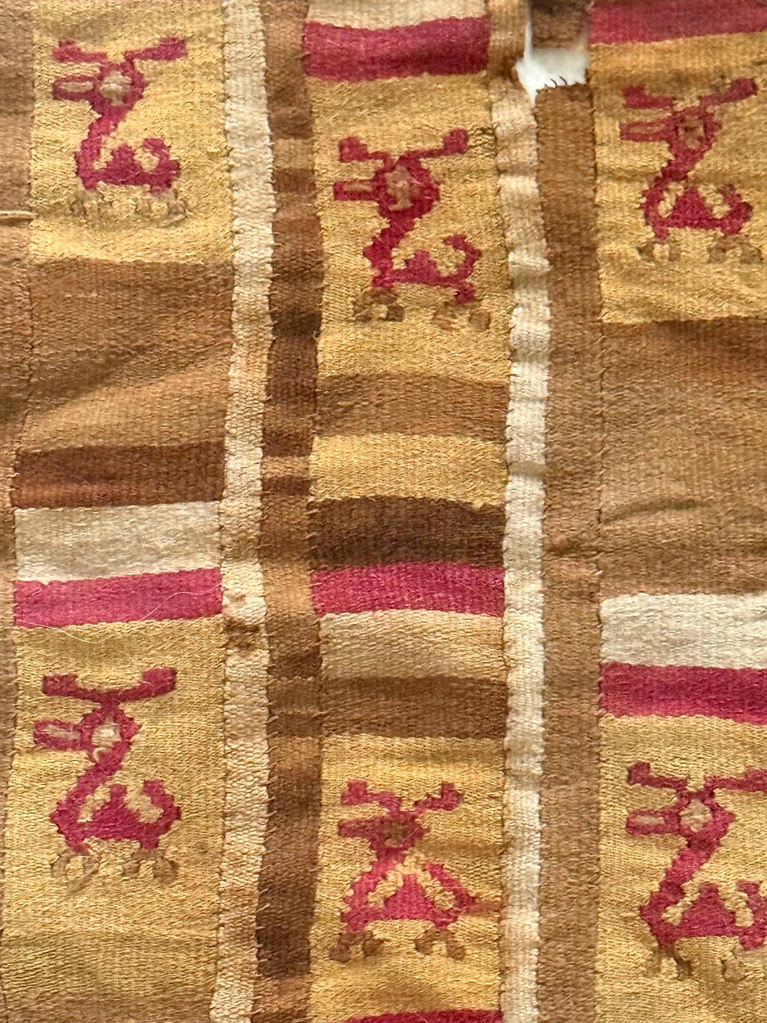 Textil Pictórico Precolombino Finamente Tejido Chimú Calidad de Museo Enmarcado en venta 5