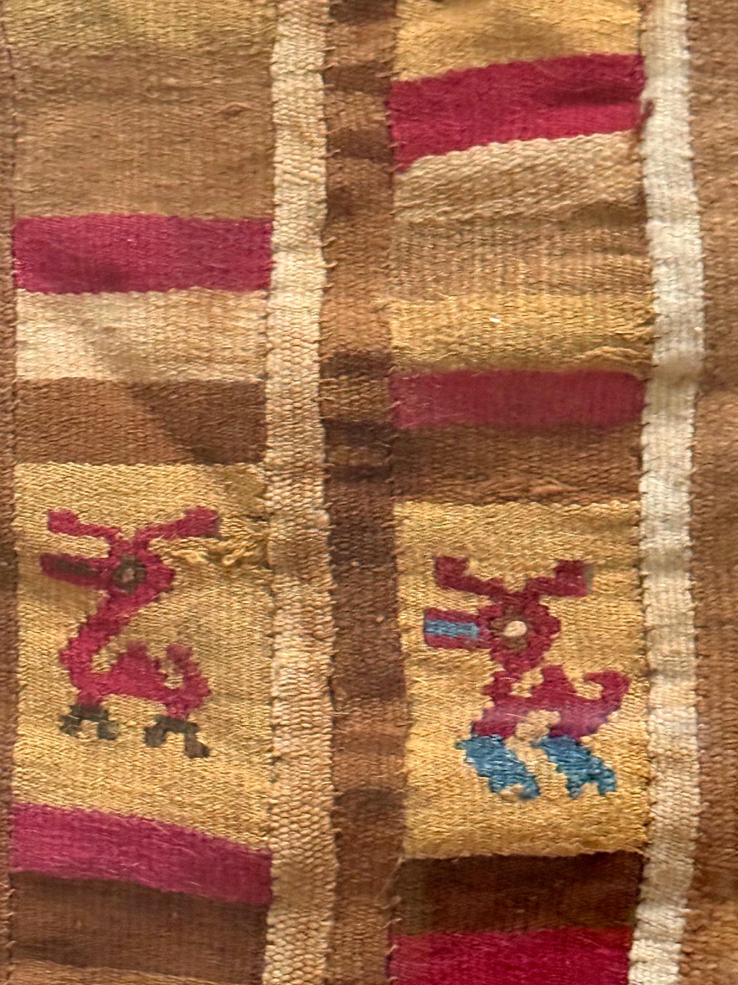 Textil Pictórico Precolombino Finamente Tejido Chimú Calidad de Museo Enmarcado en venta 8