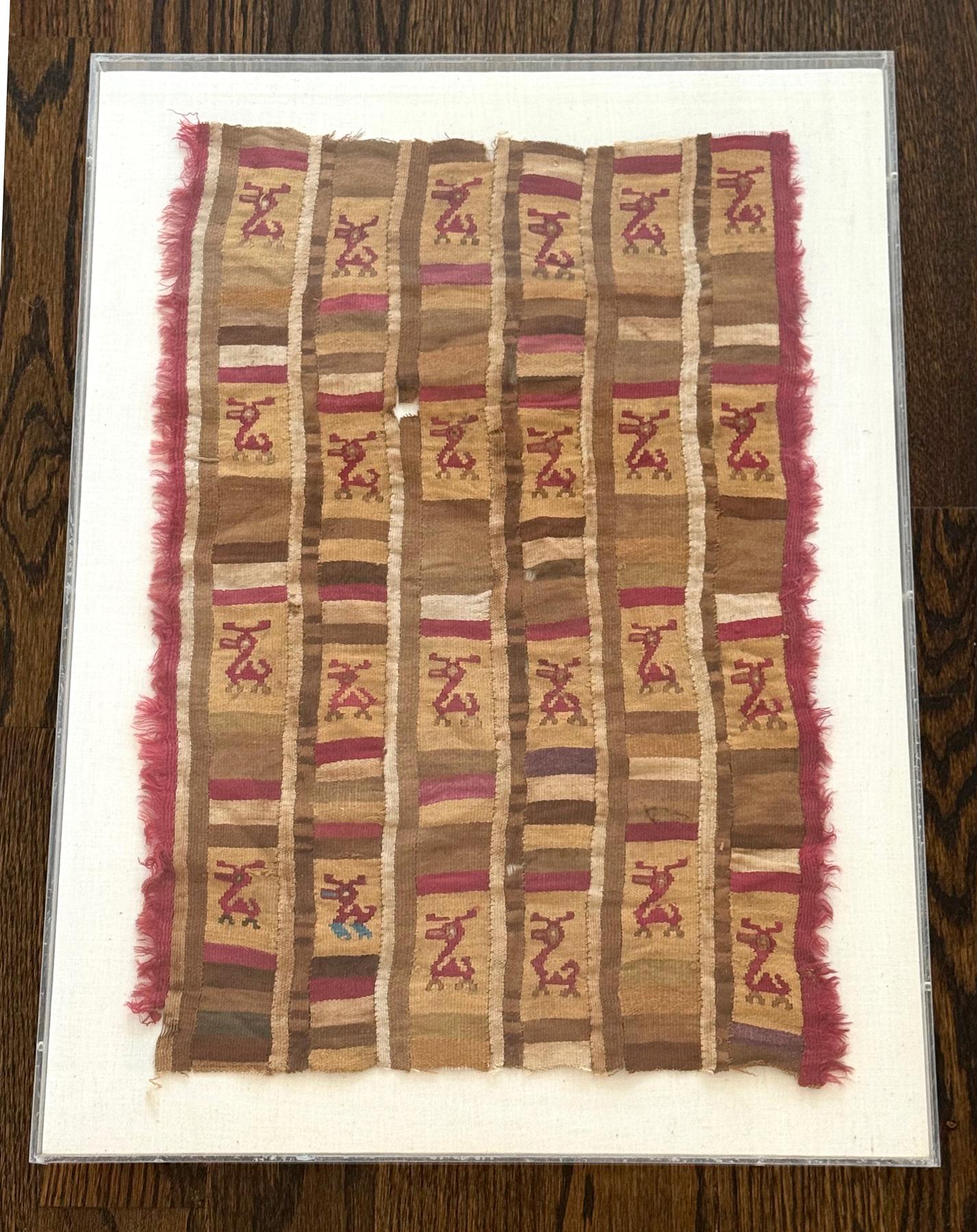 Un panel textil antiguo precolombino pictórico de la cultura Chimú, bien conservado y poco frecuente. Situada en la costa norte del actual Perú, la cultura Chimú prosperó a finales del periodo Intermedio/Horizonte, hacia 1000-1470 d.C., hasta que