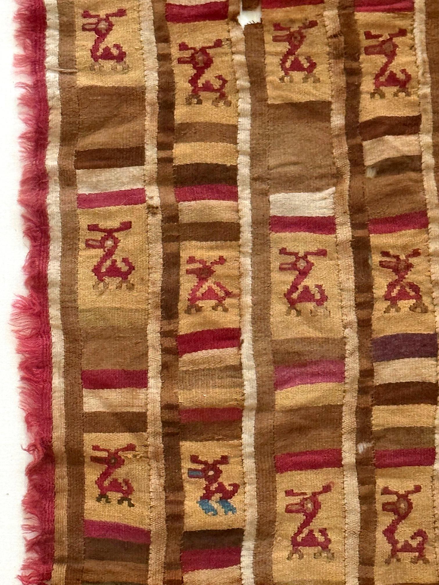 Textil Pictórico Precolombino Finamente Tejido Chimú Calidad de Museo Enmarcado en venta 1