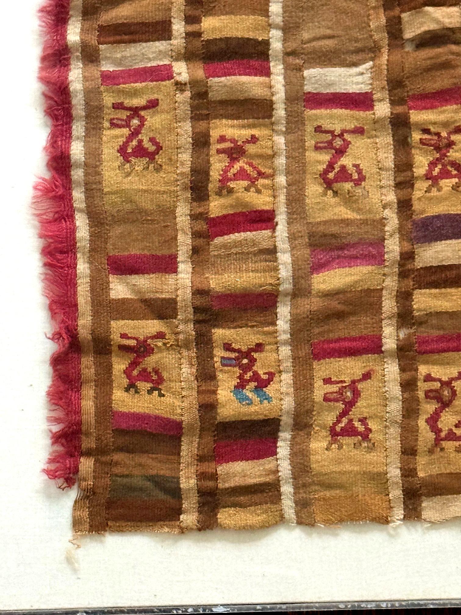 Textil Pictórico Precolombino Finamente Tejido Chimú Calidad de Museo Enmarcado en venta 3