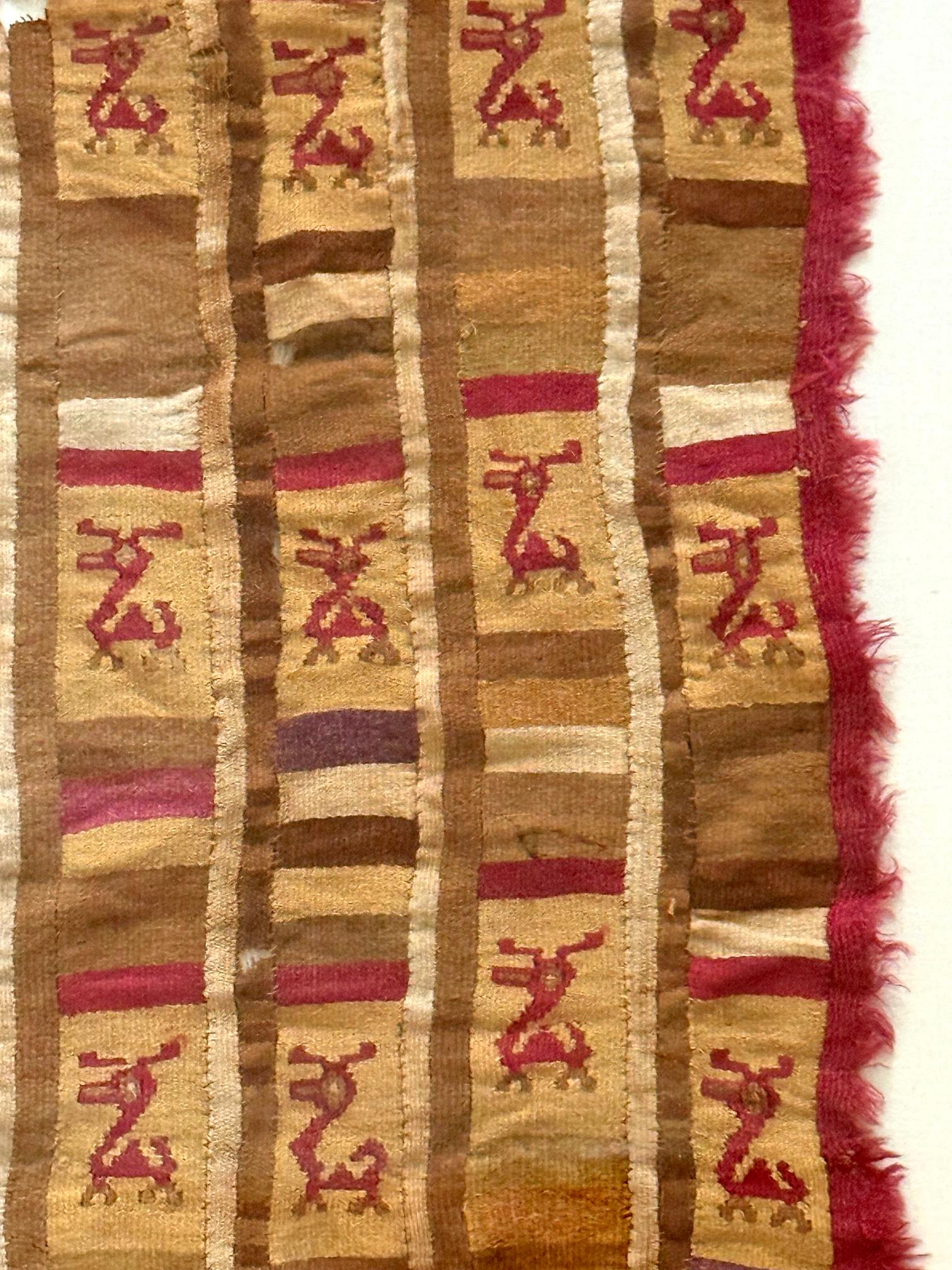 Textil Pictórico Precolombino Finamente Tejido Chimú Calidad de Museo Enmarcado en venta 4