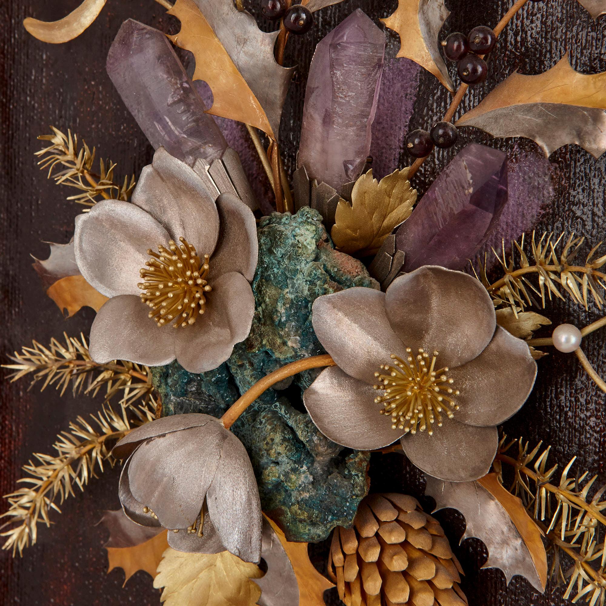 Anglais Bouquet floral encadré en or et pierres semi-précieuses par Tolliday en vente