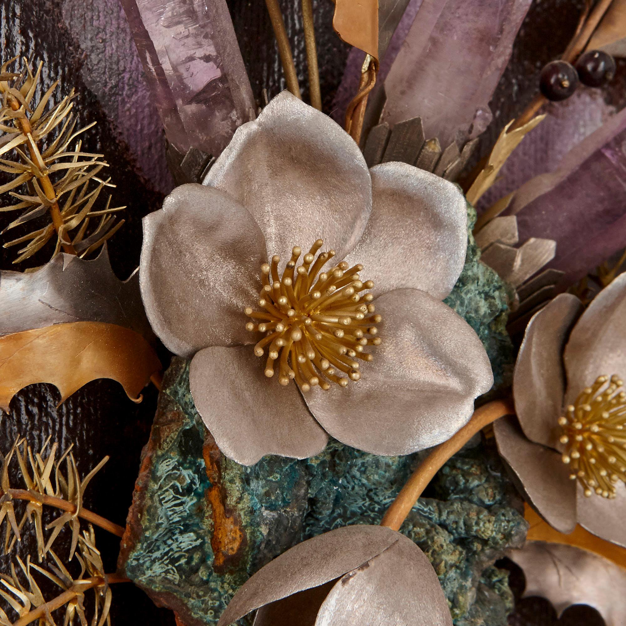 20ième siècle Bouquet floral encadré en or et pierres semi-précieuses par Tolliday en vente