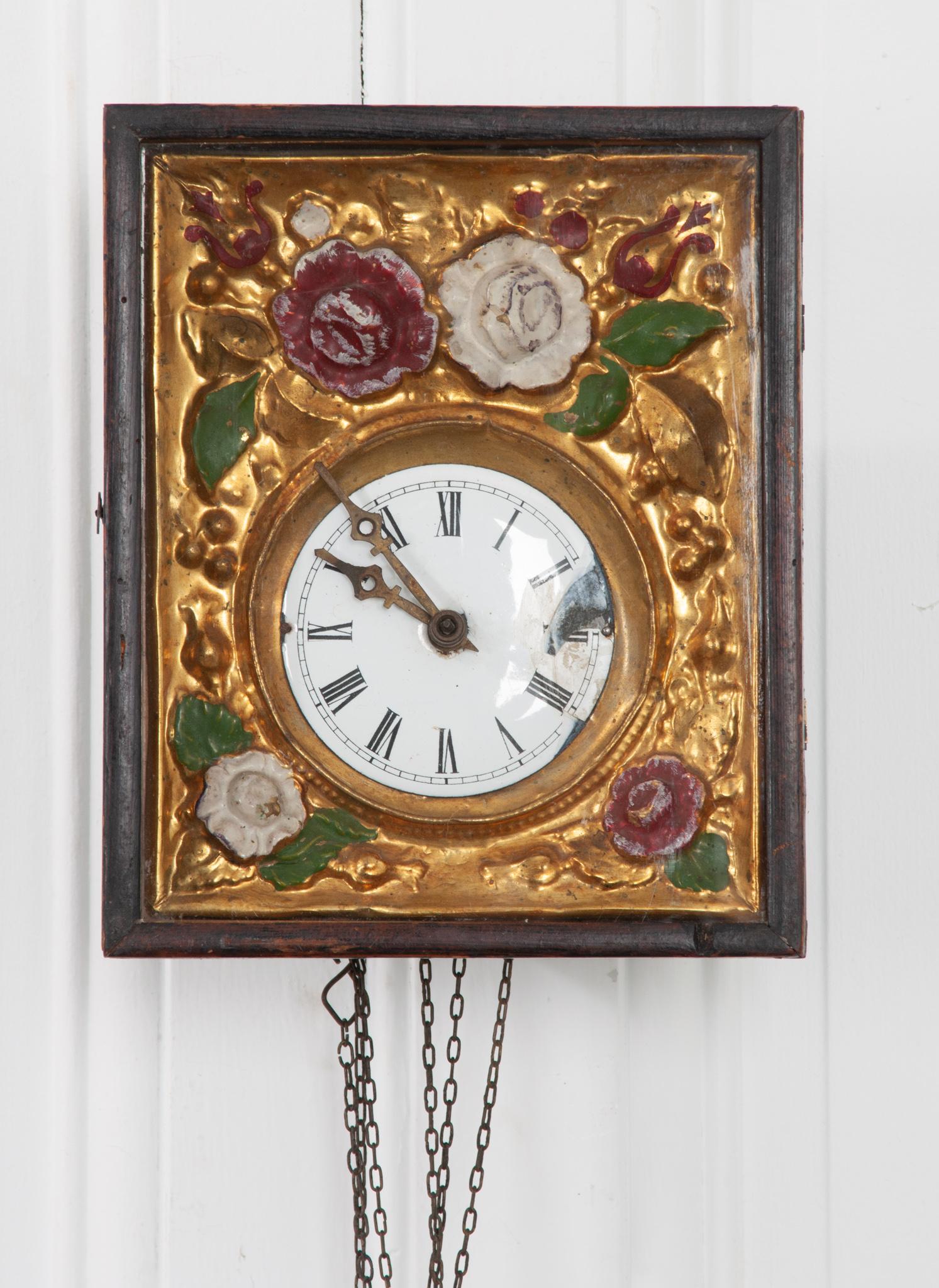 Diese gerahmte französische Uhr aus dem 19. Jahrhundert funktioniert zwar nicht mehr, aber die Schönheit ihrer Komposition lässt sie als Kunstwerk weiterleben. Hinter dem Glas ist das Ziffernblatt in eine schön geprägte und bemalte Metallplatte