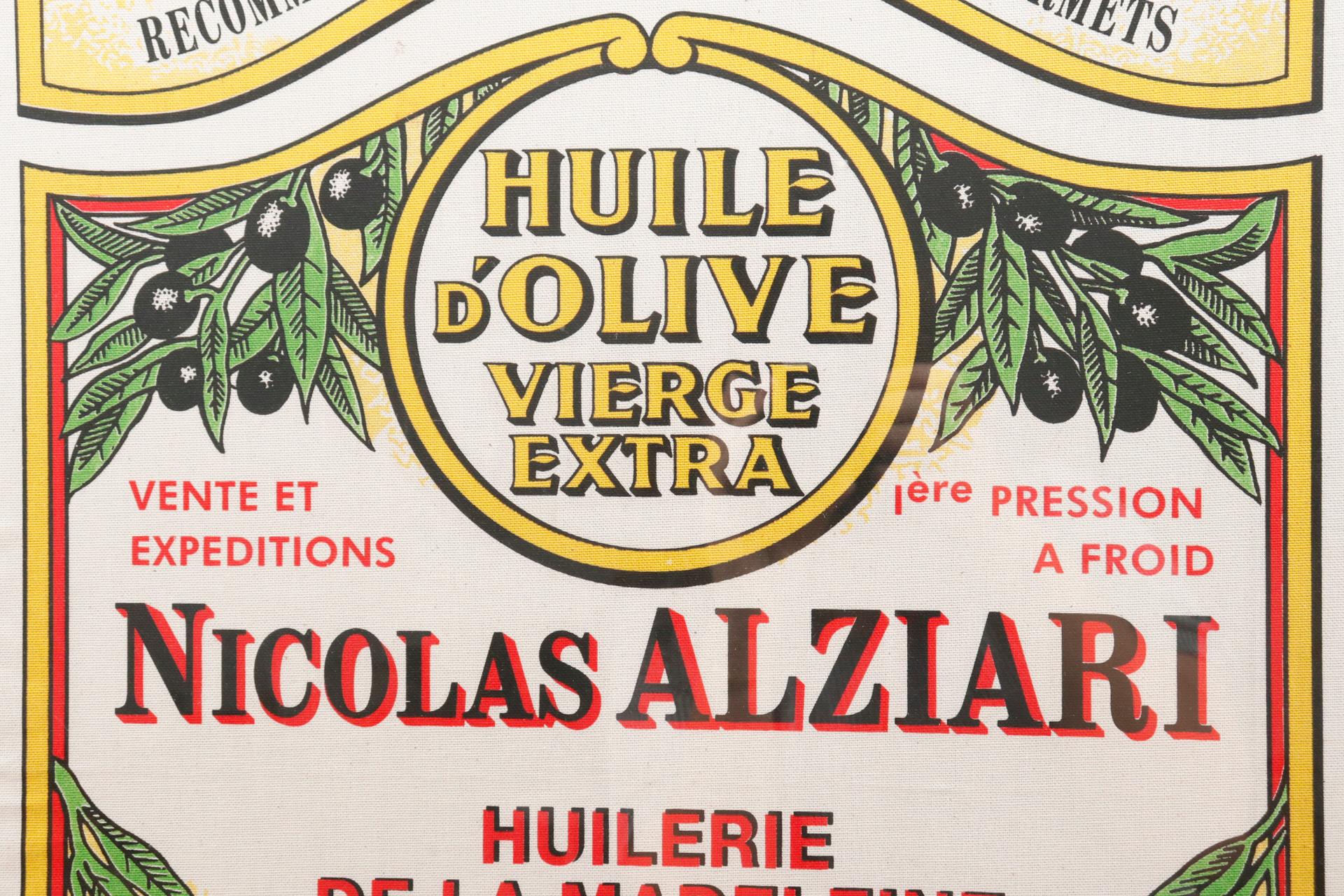 Provincial français Serviette à thé à l'huile française Alziari encadrée en forme d'olivier en vente