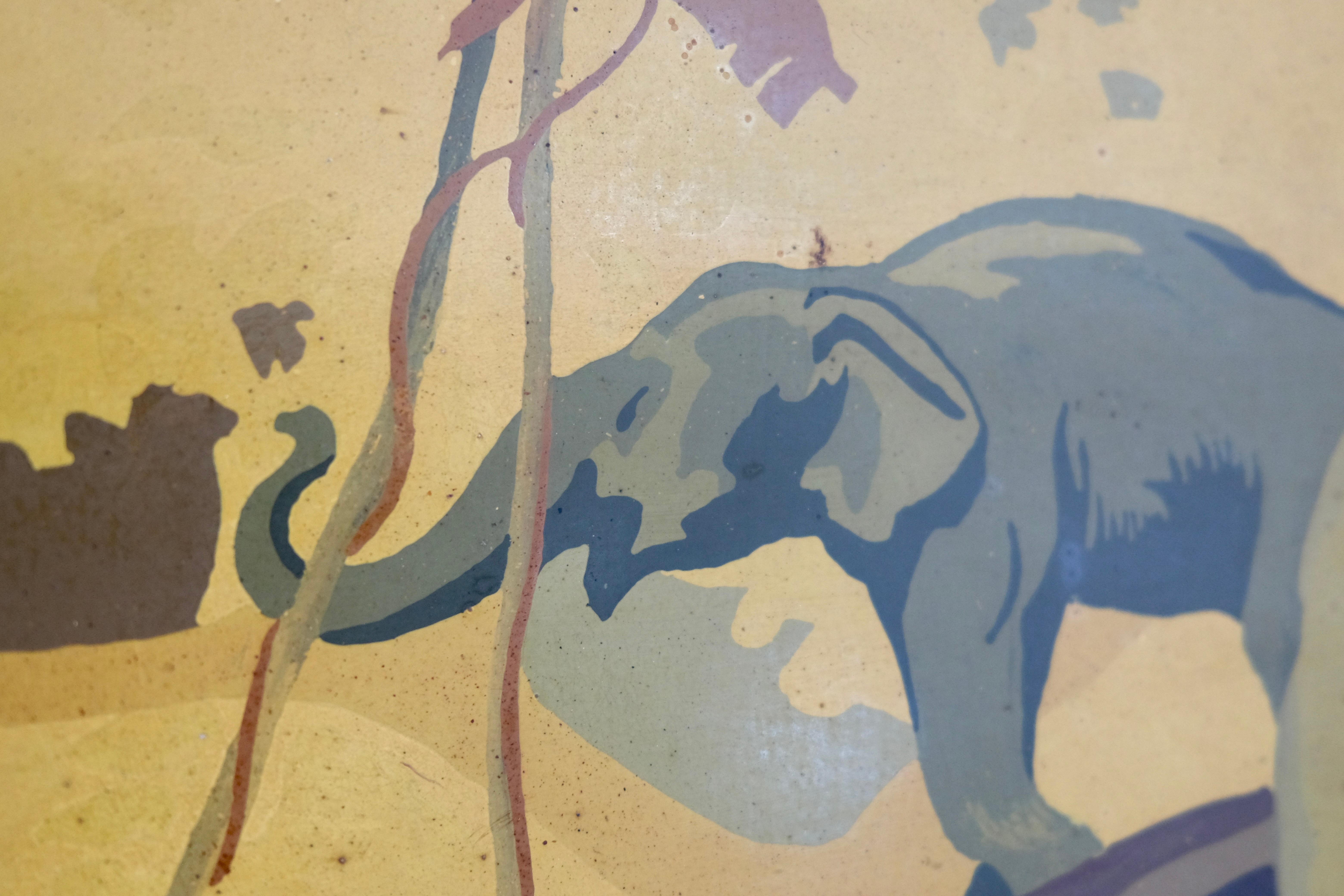 Gerahmte französische Art-Déco-Tafel, die eine Szene mit Elefanten in einem Dschungelmuster zeigt (Art déco) im Angebot