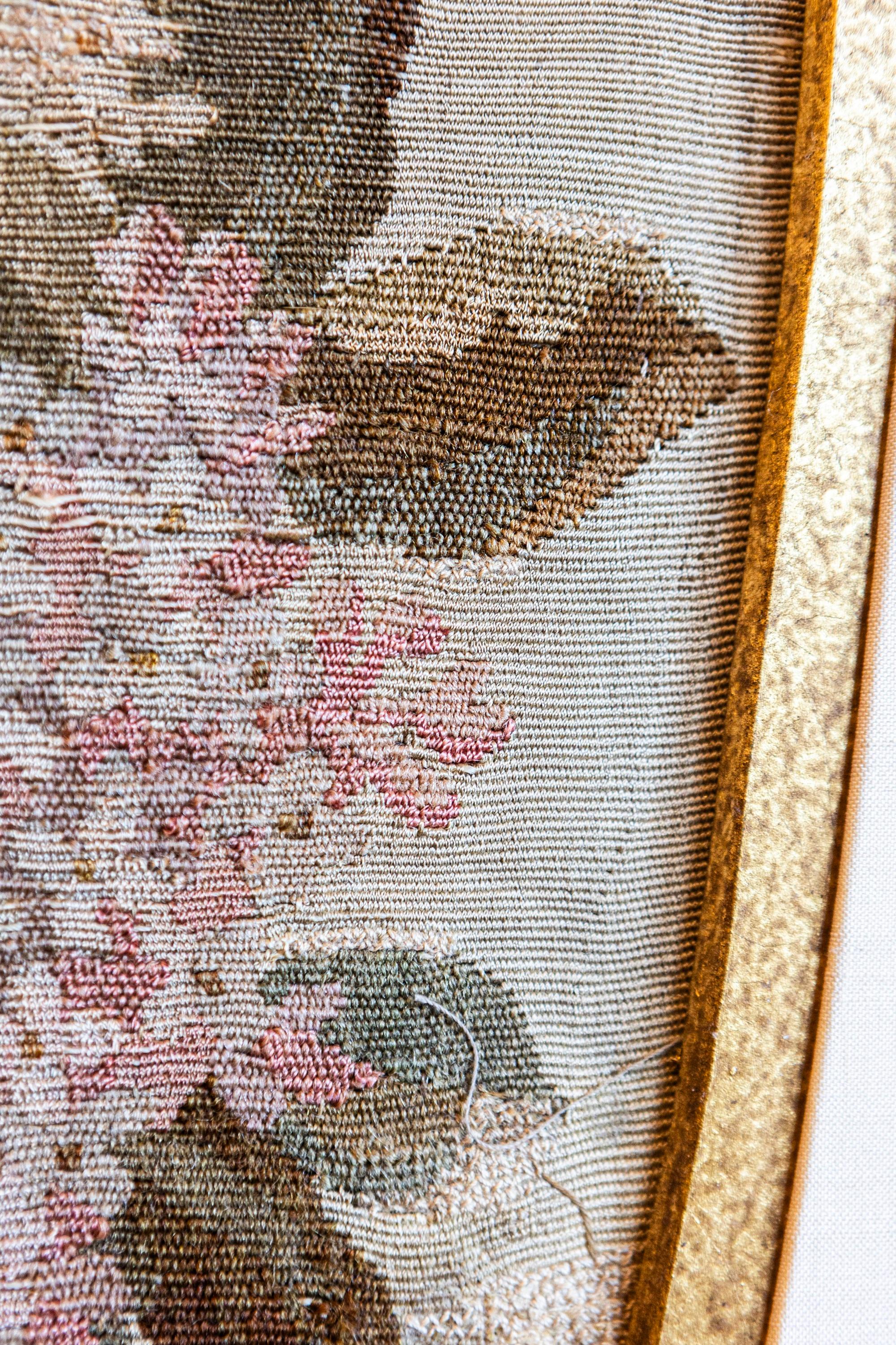 Gerahmte französische Aubusson-Wandteppiche aus Seide mit Blumendekor aus Seide, einzeln verkauft im Angebot 1