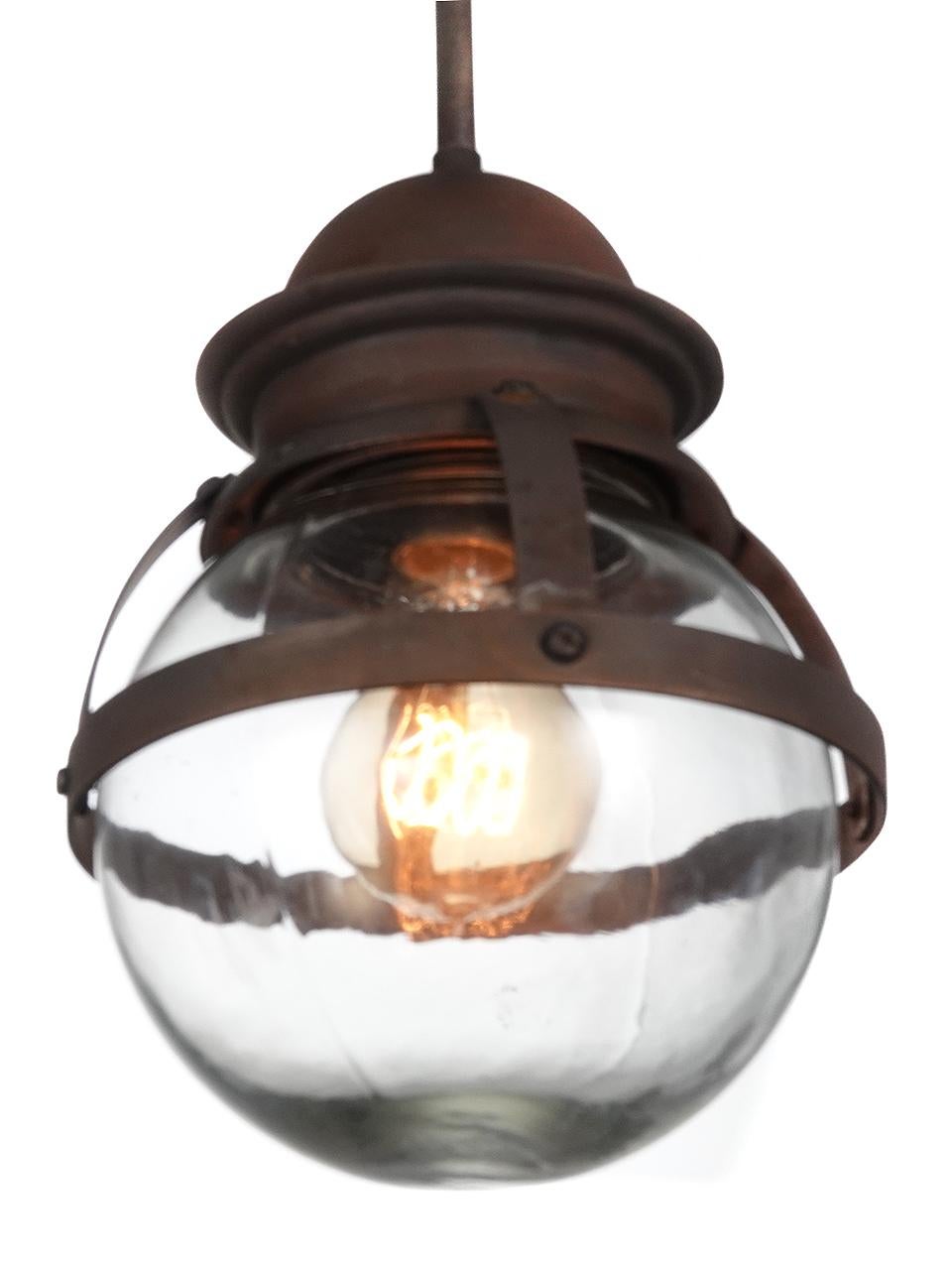 Gerahmte Globus-Lampe (Industriell) im Angebot