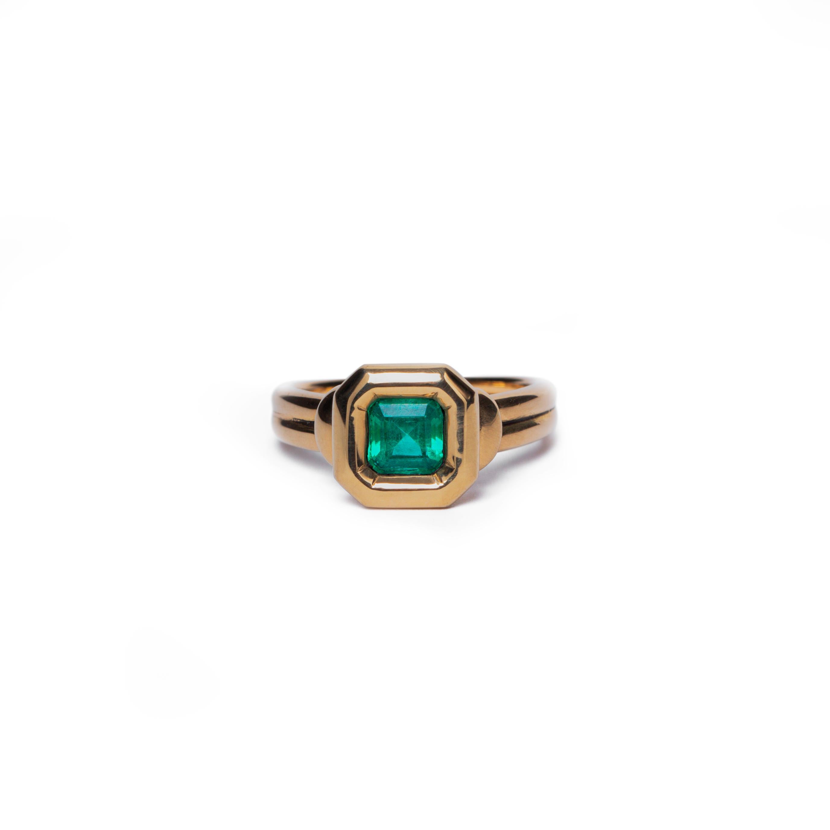 Framed Green 18k Gold - 0.93 ct  Brazillian Emerald ring - By Crayons Sao Paulo For Sale