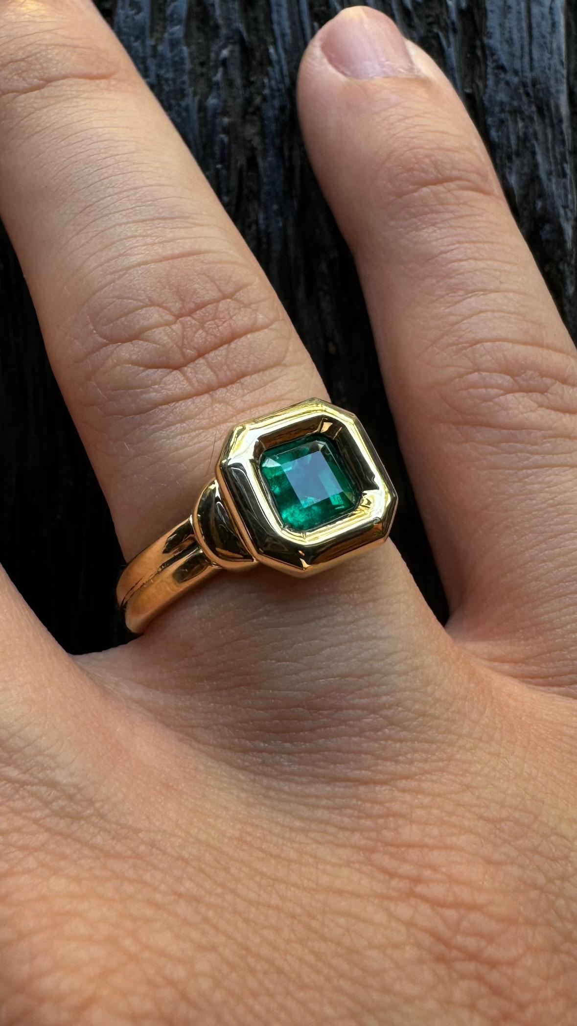 Modern Framed Green 18k Gold - 0.93 ct  Brazillian Emerald ring - By Crayons Sao Paulo For Sale