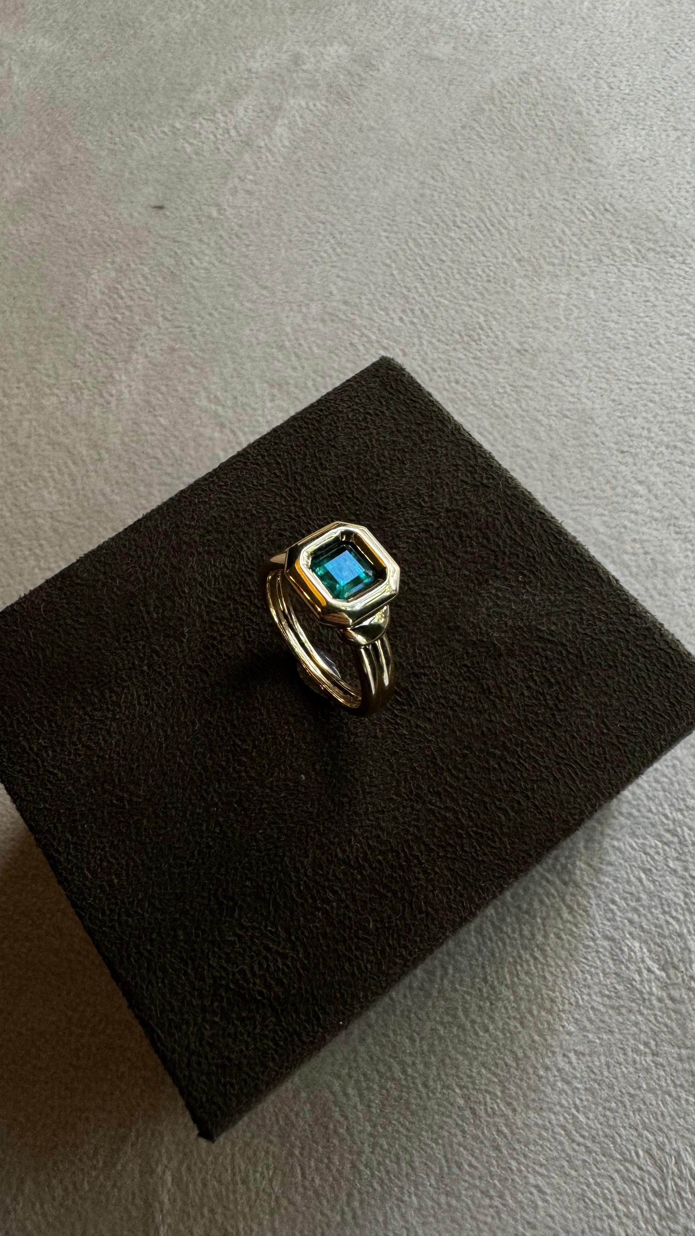 Women's or Men's Framed Green 18k Gold - 0.93 ct  Brazillian Emerald ring - By Crayons Sao Paulo For Sale
