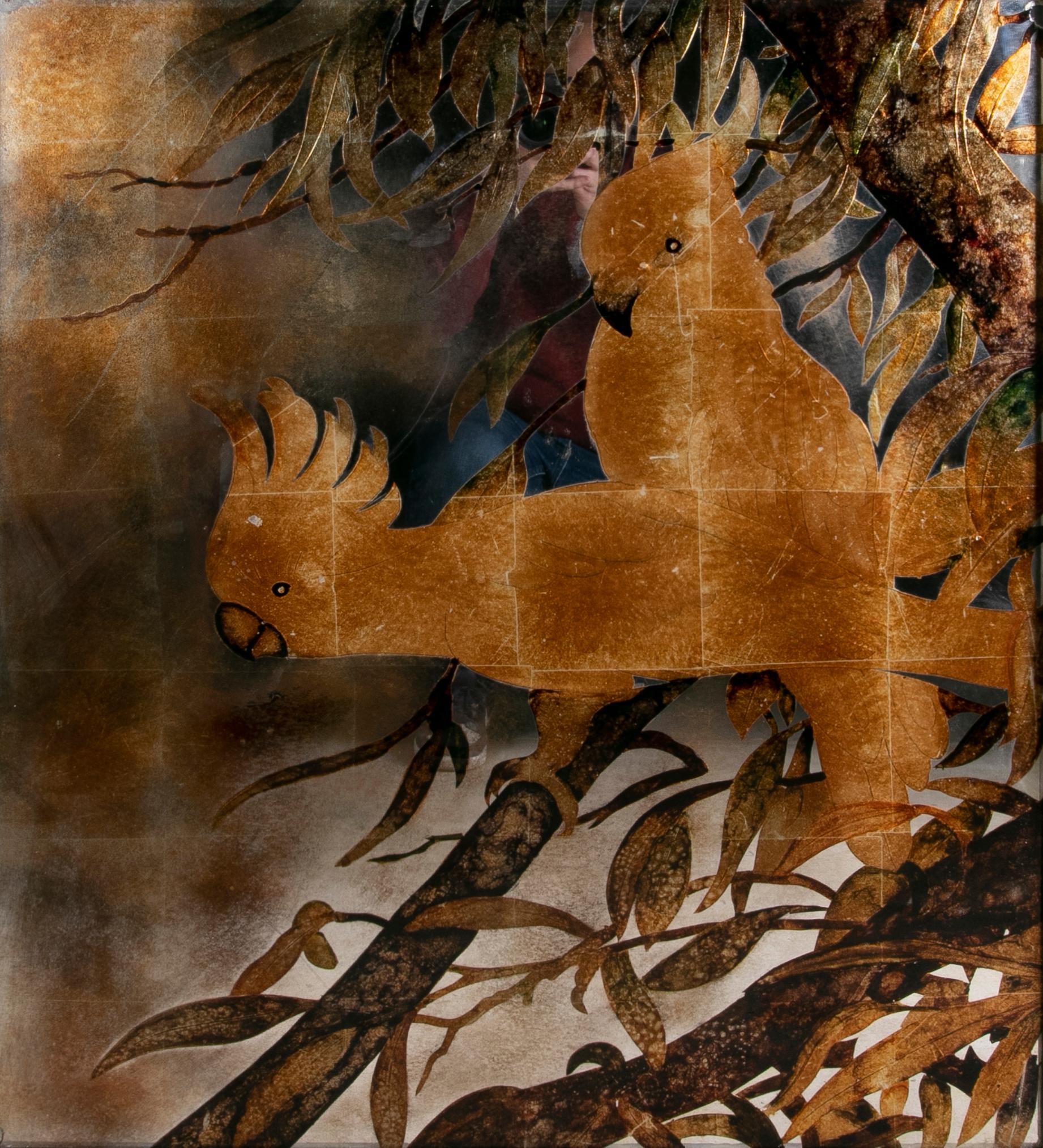 Gerahmtes, handbemaltes Bild auf Spiegel mit Papageien im Thema eines Baumes
Abmessungen mit Rahmen: 104x91x5cm.