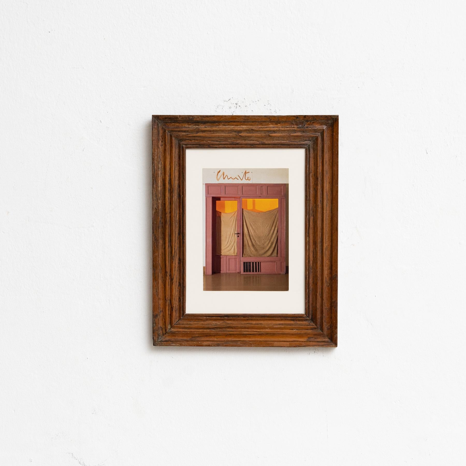 Questa cartolina incorniciata mostra una stampa offset di Purple Store Front (1964), una straordinaria opera giovanile di Christo. Firmato personalmente a mano dall'artista, questo pezzo collega i collezionisti a uno dei progetti fondamentali di
