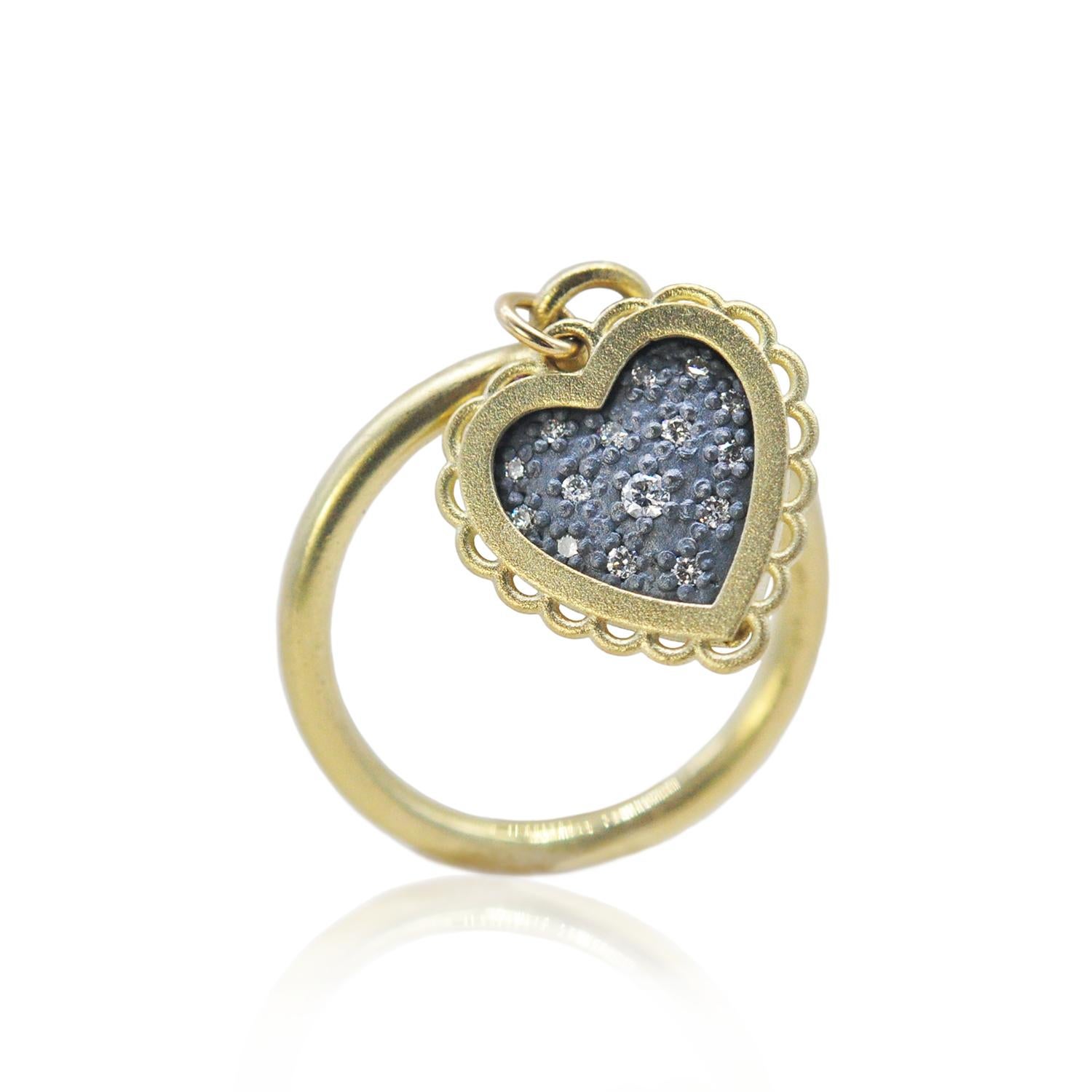 Im Angebot: Gerahmter Herz-Charm-Ring auf Goldband () 2