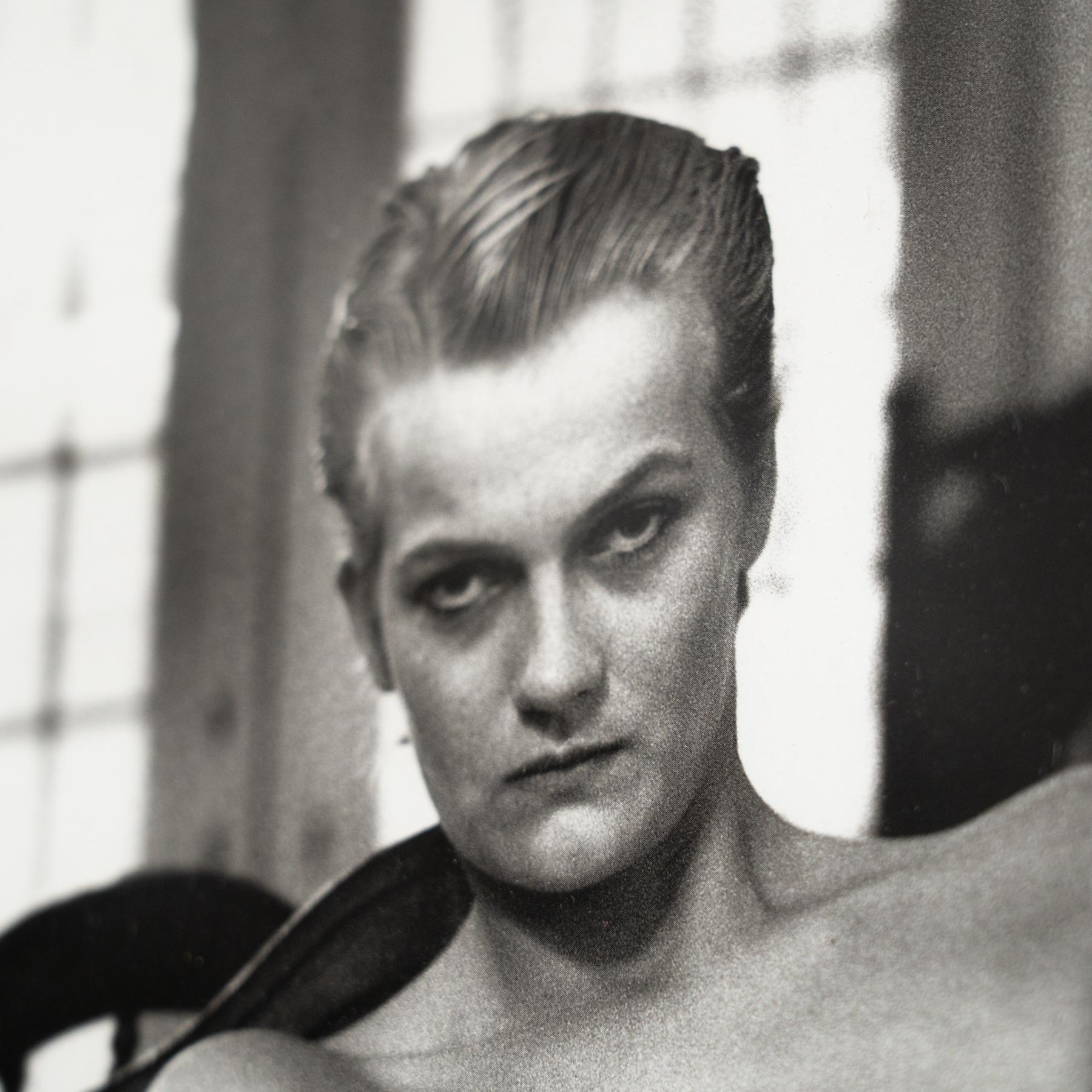 Fotografia in bianco e nero di Helmut Newton incorniciata - Nudo iconico, 1987 in vendita 4