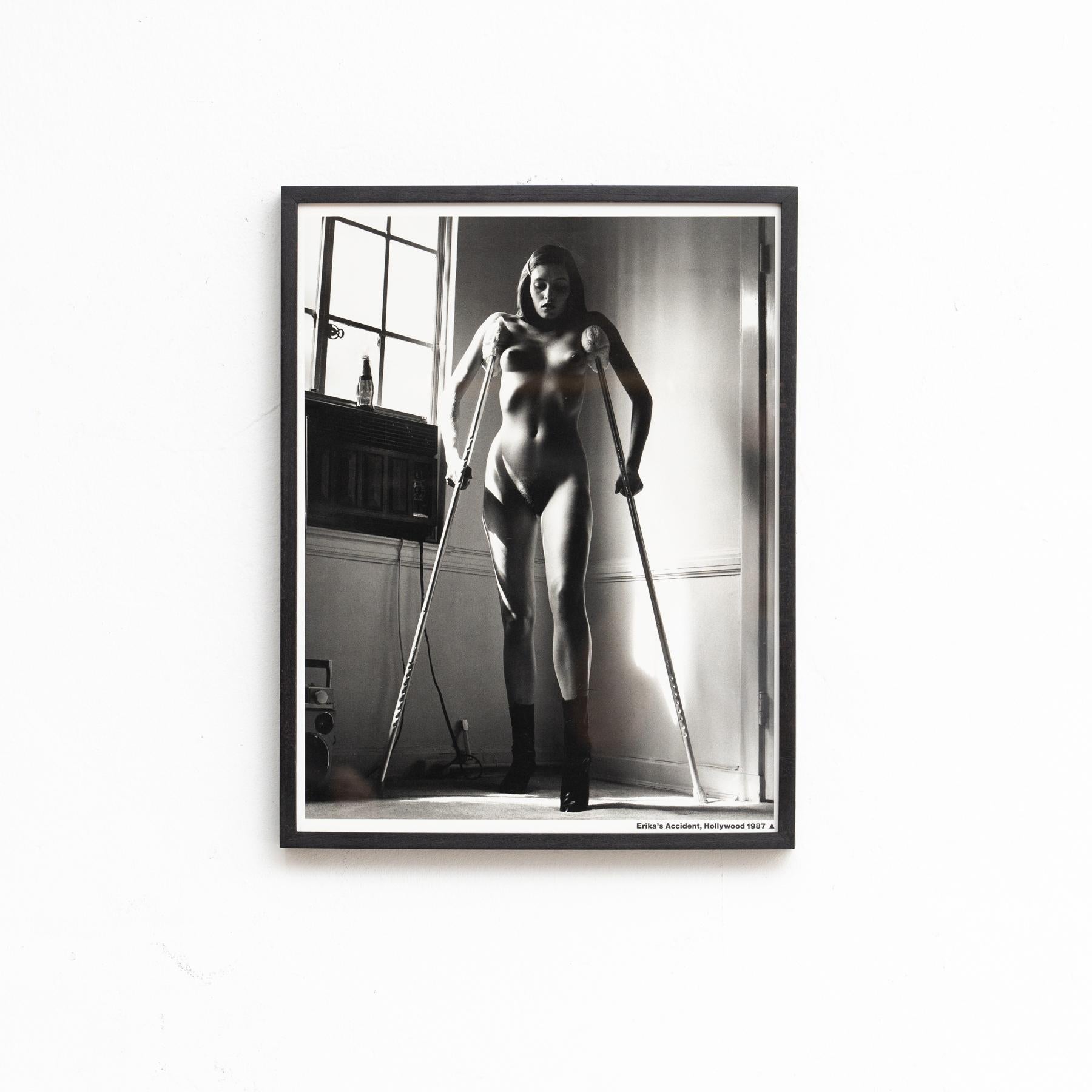 Gerahmte Helmut Newton Schwarz-Weiß-Fotografie - Ikonischer Akt, 1987

Besitzen Sie ein Stück Fotogeschichte mit dieser gerahmten Schwarz-Weiß-Fotografie von Helmut Newton. Dieses ikonische Bild, eine der klassischen und berühmtesten weiblichen