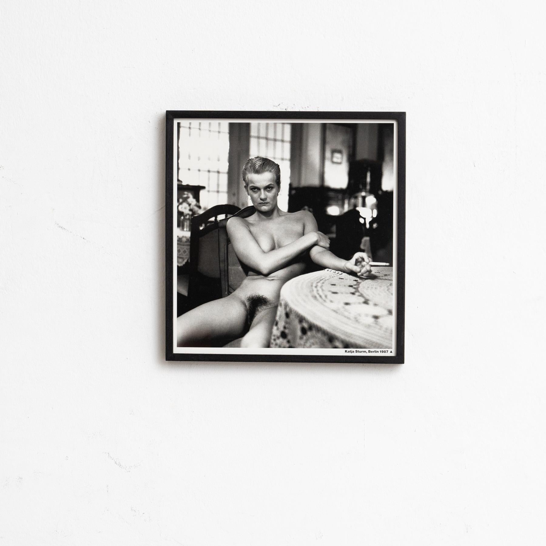 Fotografia in bianco e nero di Helmut Newton incorniciata - Nudo iconico, 1987

Possiedi un pezzo di storia della fotografia con questa fotografia in bianco e nero incorniciata di Helmut Newton. Questa iconica immagine, una delle classiche e più