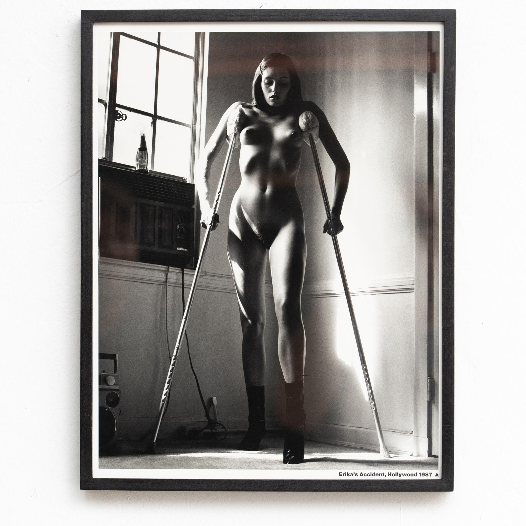 Gerahmte Helmut Newton Schwarz-Weiß-Fotografie - Ikonischer Akt, 1987 (Moderne der Mitte des Jahrhunderts) im Angebot