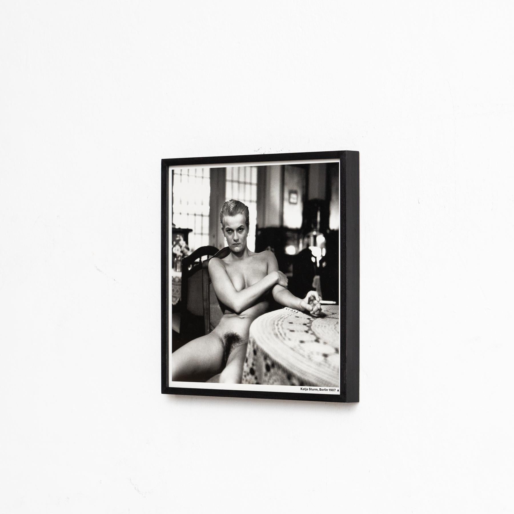 Mid-Century moderno Fotografia in bianco e nero di Helmut Newton incorniciata - Nudo iconico, 1987 in vendita