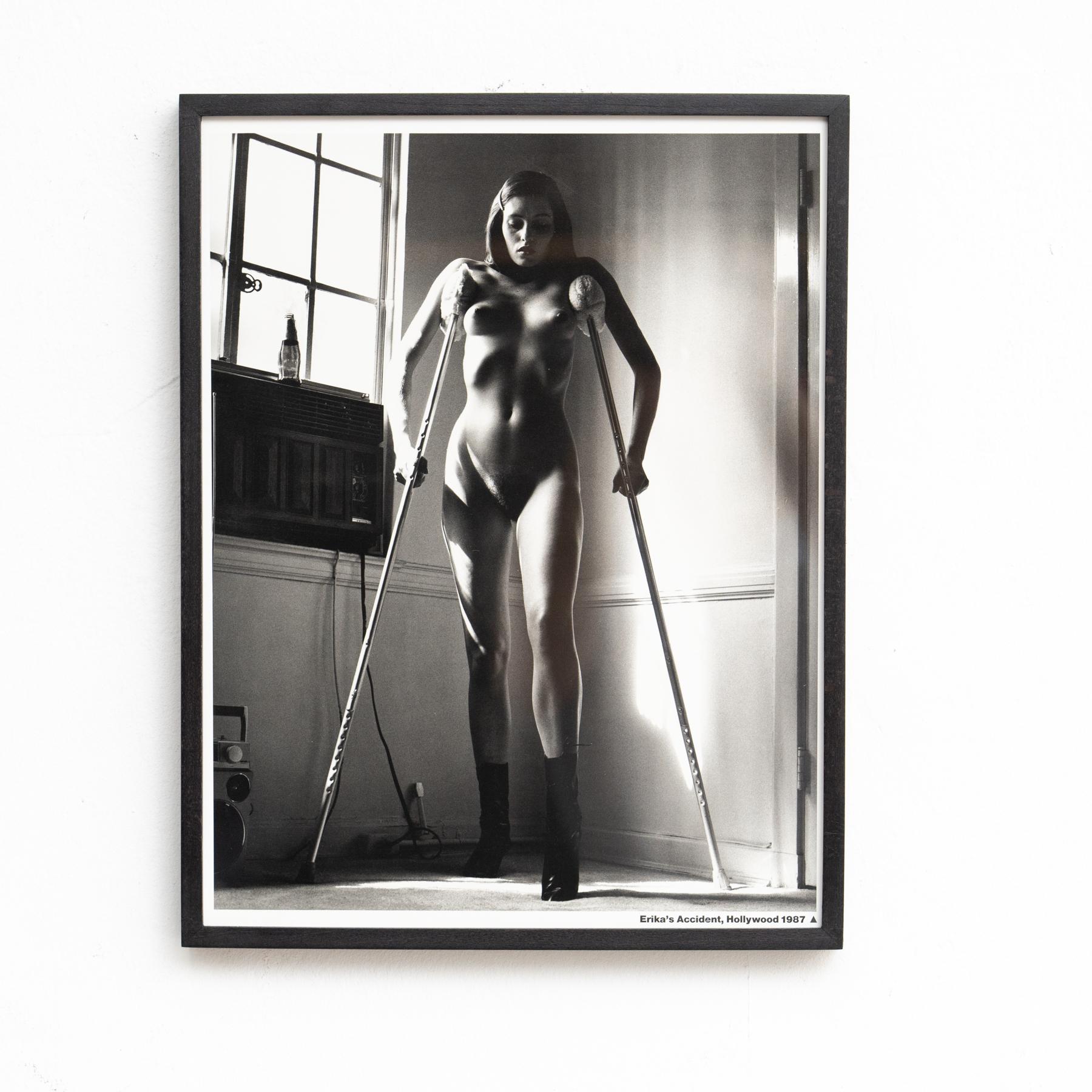 Gerahmte Helmut Newton Schwarz-Weiß-Fotografie - Ikonischer Akt, 1987 (Italienisch) im Angebot