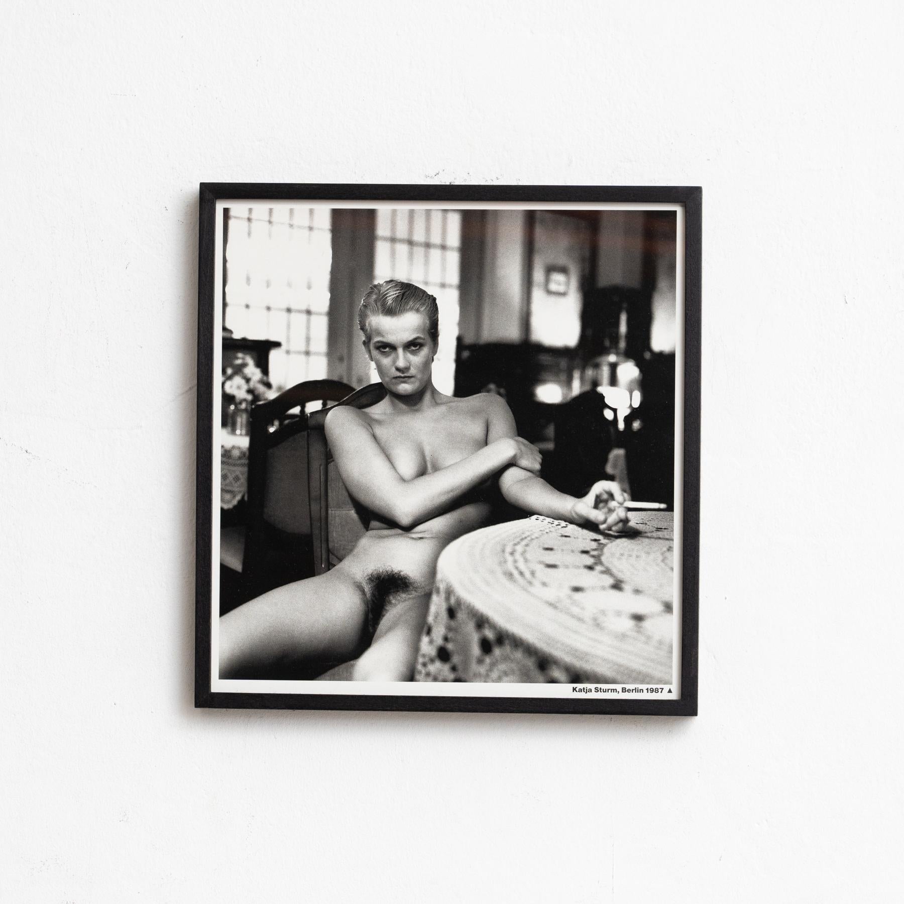 Italiano Fotografia in bianco e nero di Helmut Newton incorniciata - Nudo iconico, 1987 in vendita
