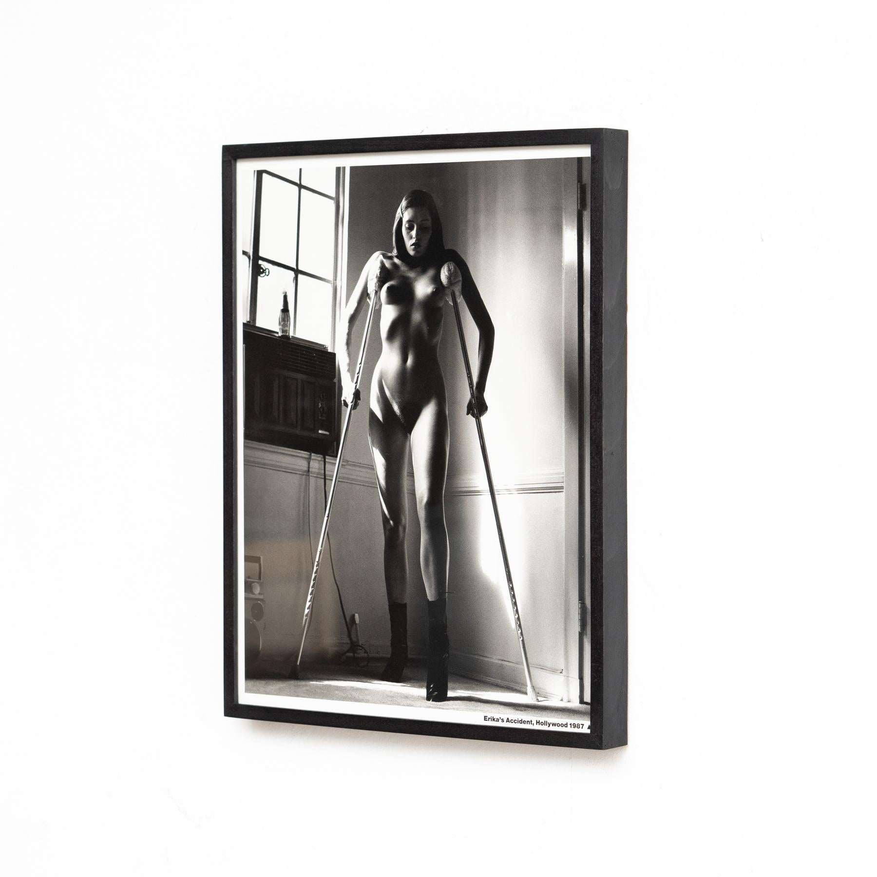 Gerahmte Helmut Newton Schwarz-Weiß-Fotografie - Ikonischer Akt, 1987 im Zustand „Gut“ im Angebot in Barcelona, Barcelona