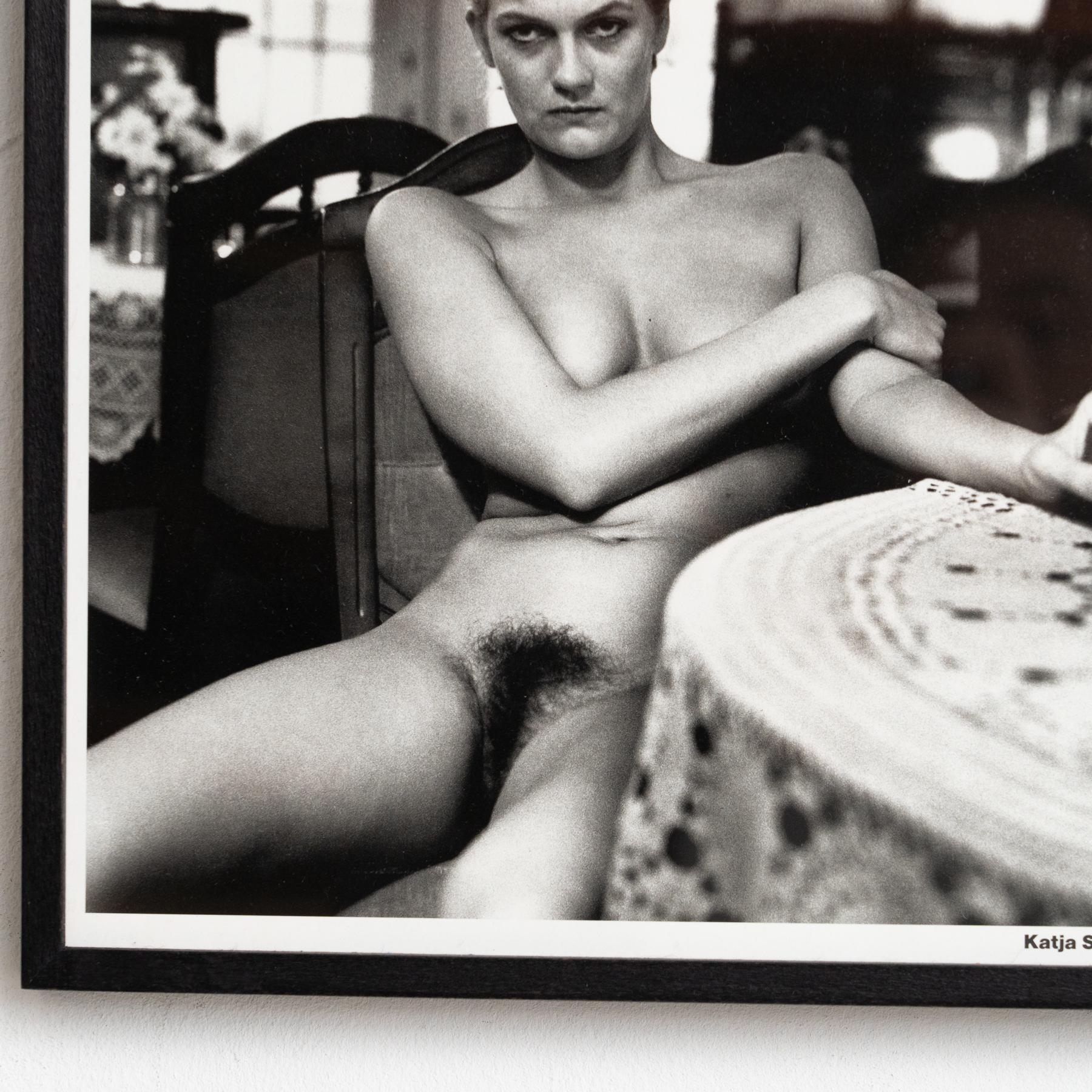 Fine XX secolo Fotografia in bianco e nero di Helmut Newton incorniciata - Nudo iconico, 1987 in vendita