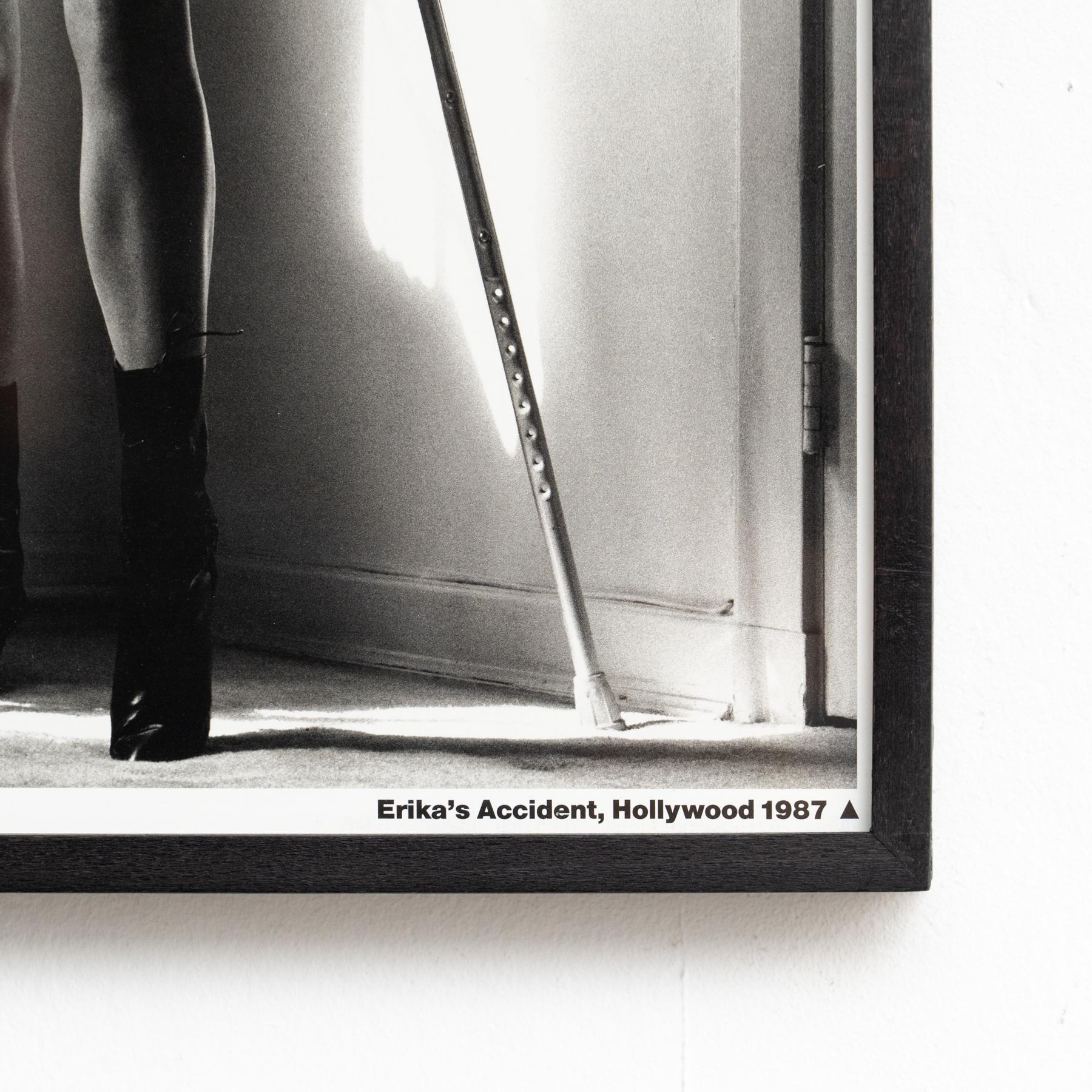 Gerahmte Helmut Newton Schwarz-Weiß-Fotografie - Ikonischer Akt, 1987 (Papier) im Angebot