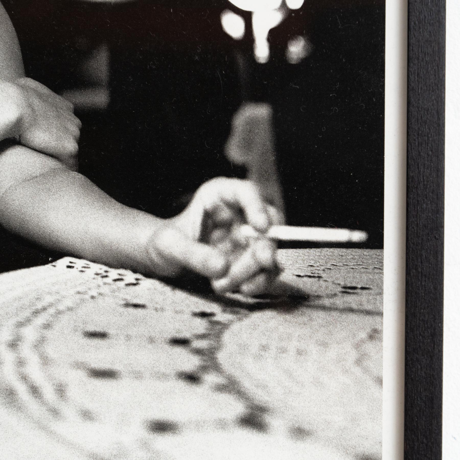 Carta Fotografia in bianco e nero di Helmut Newton incorniciata - Nudo iconico, 1987 in vendita