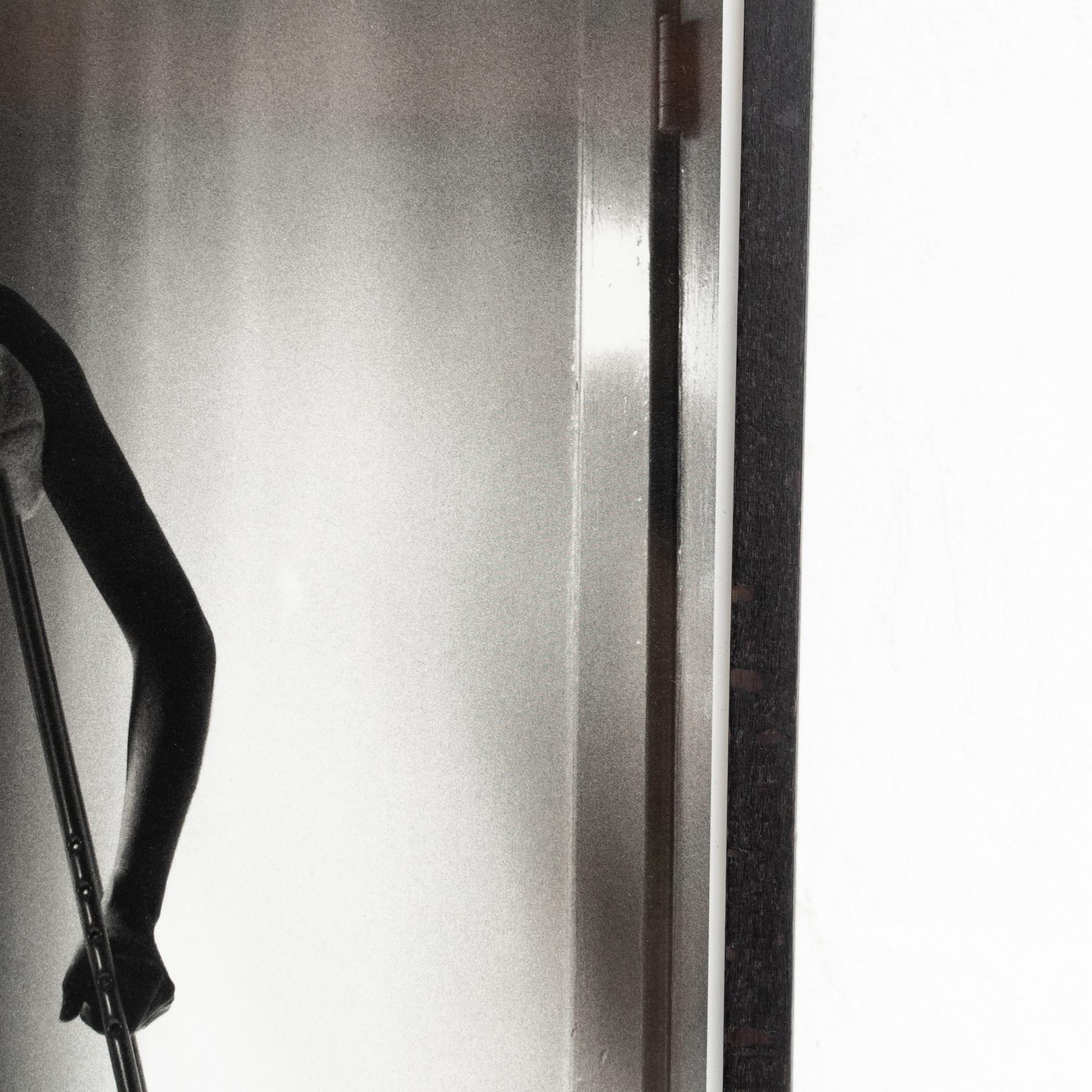 Gerahmte Helmut Newton Schwarz-Weiß-Fotografie - Ikonischer Akt, 1987 im Angebot 1