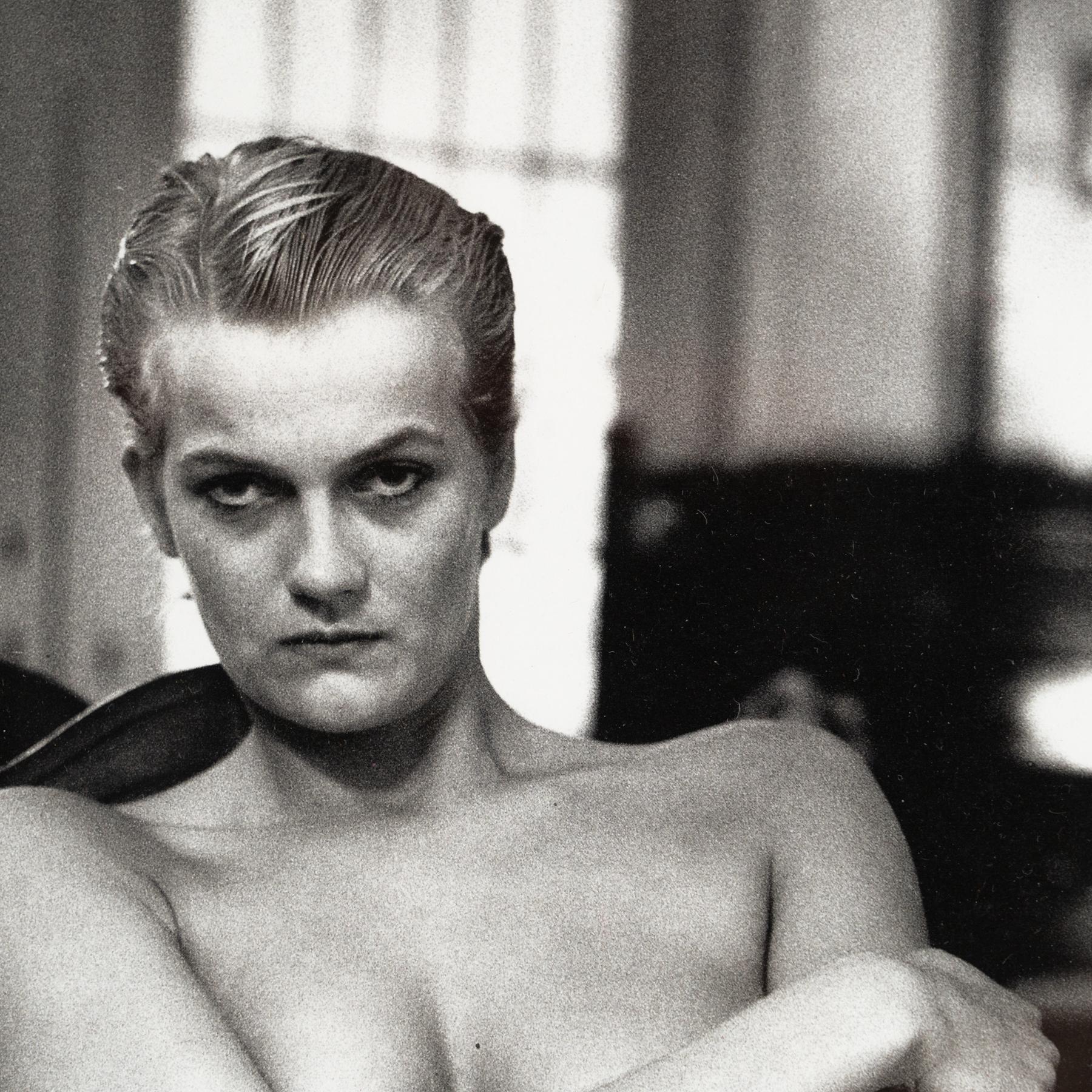 Fotografia in bianco e nero di Helmut Newton incorniciata - Nudo iconico, 1987 in vendita 1