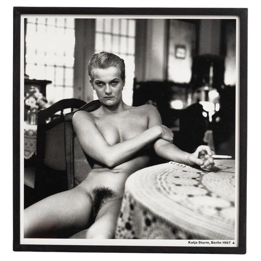 Fotografia in bianco e nero di Helmut Newton incorniciata - Nudo iconico, 1987 in vendita