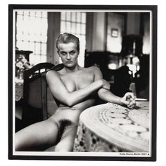 Fotografía Helmut Newton en blanco y negro enmarcada - Desnudo icónico, 1987